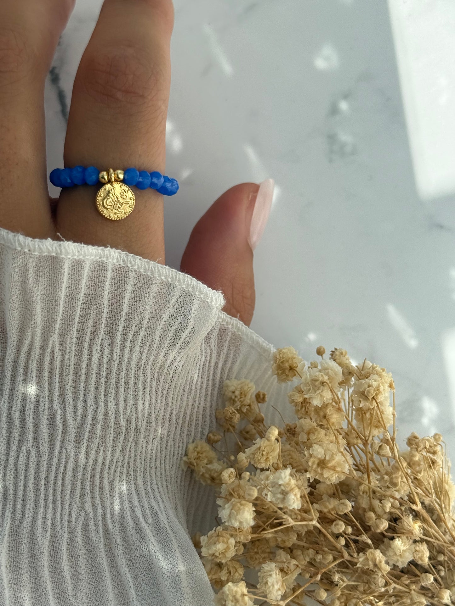 Perlenring mit Blauen Kristallperlen, goldenen Perlen + Goldene Taler Anhänger - 2324