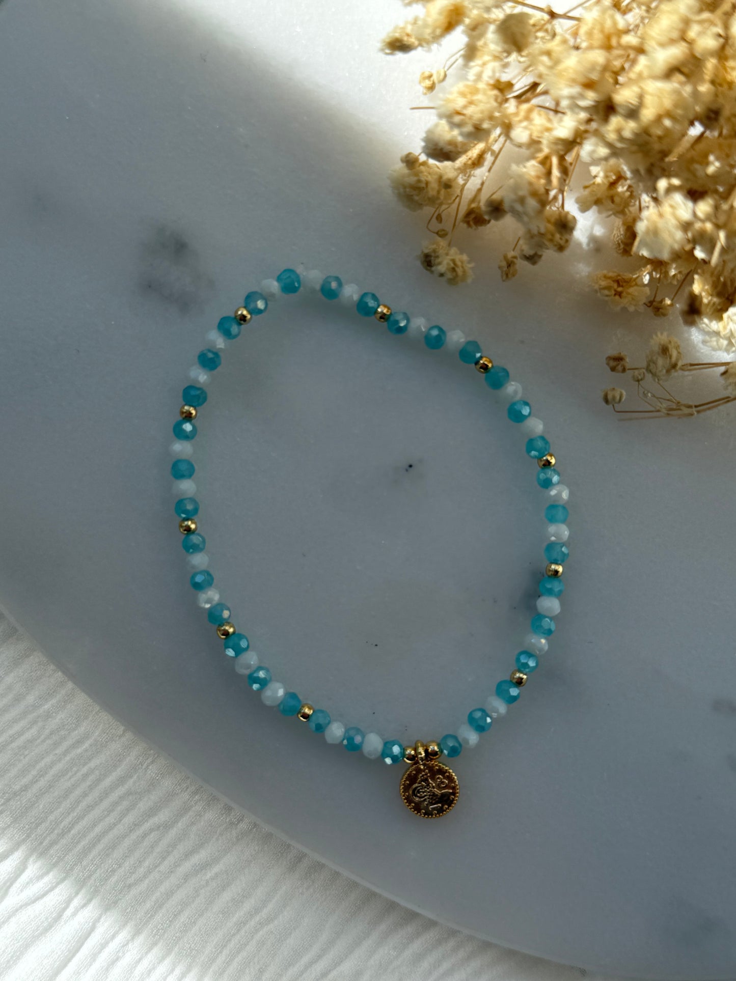 Perlenarmband mit Blauen Kristallperlen und Goldenen Perlen + Goldener Taler - 2241