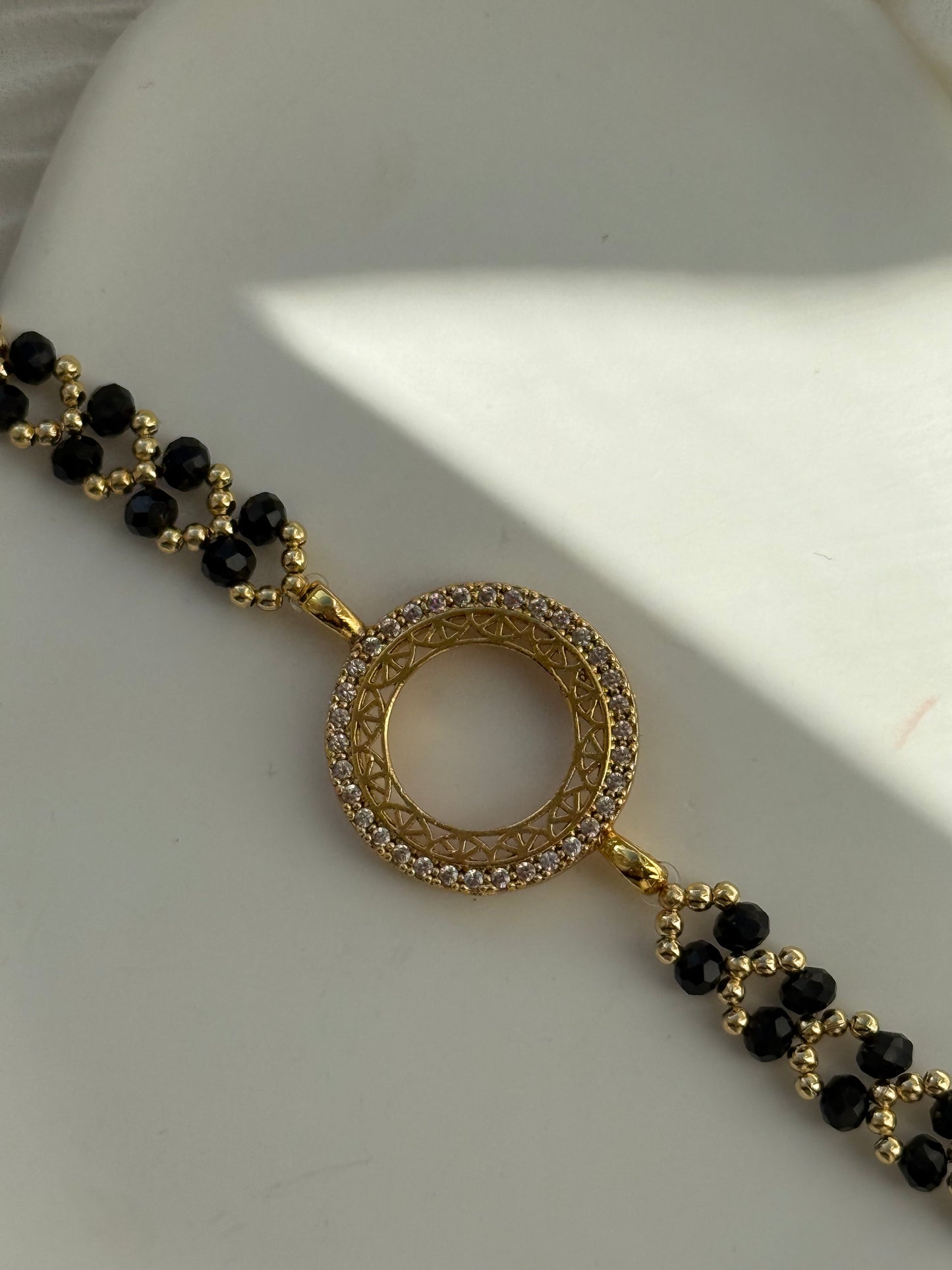 Perlenarmband mit Schwarzen Kristallperlen, Goldenen Perlen und Rahmen - 2168