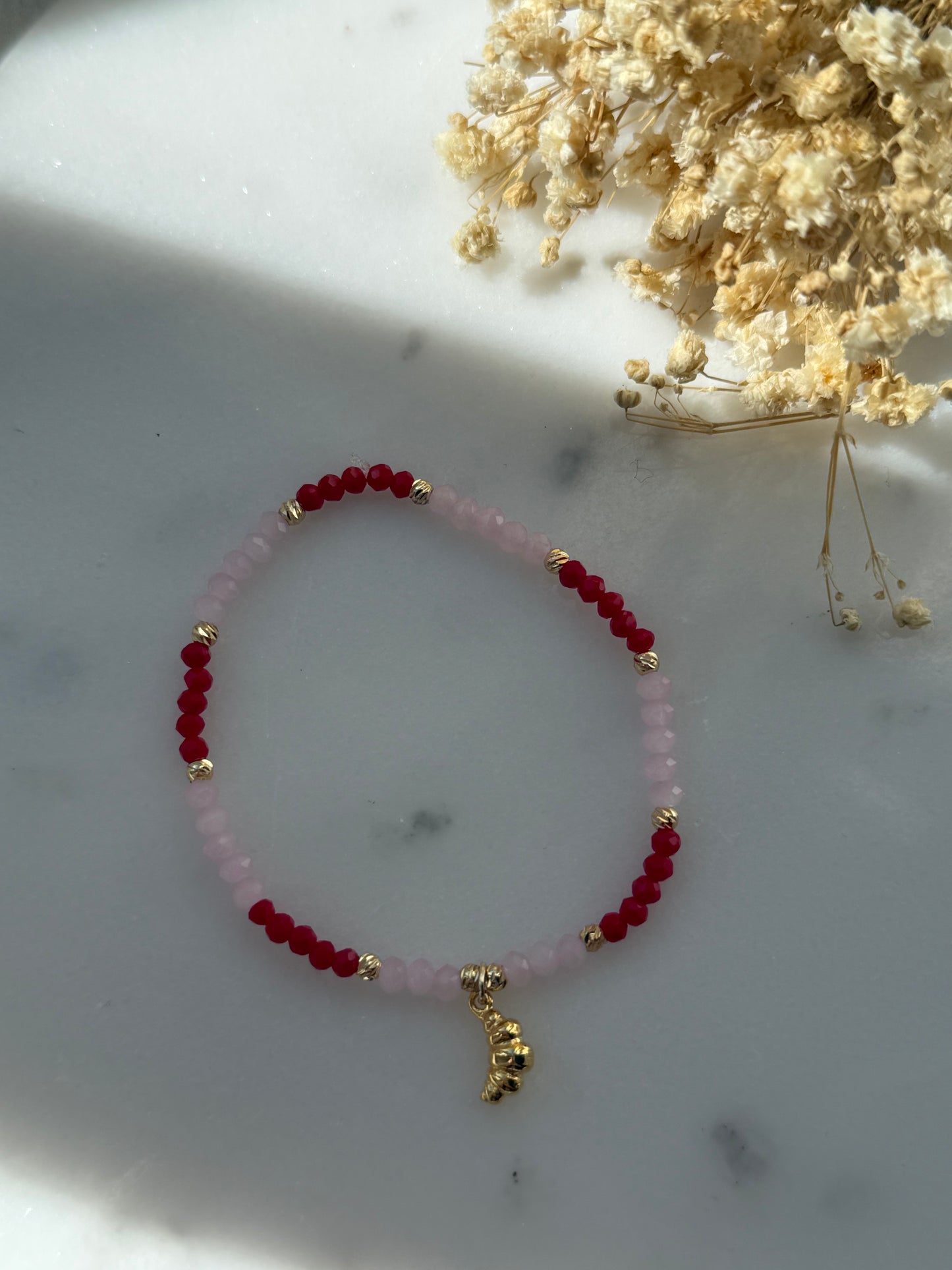 Perlenarmband mit Roten, Rosa Kristallperlen und Goldenen Perlen + Croissant Anhänger - 2240
