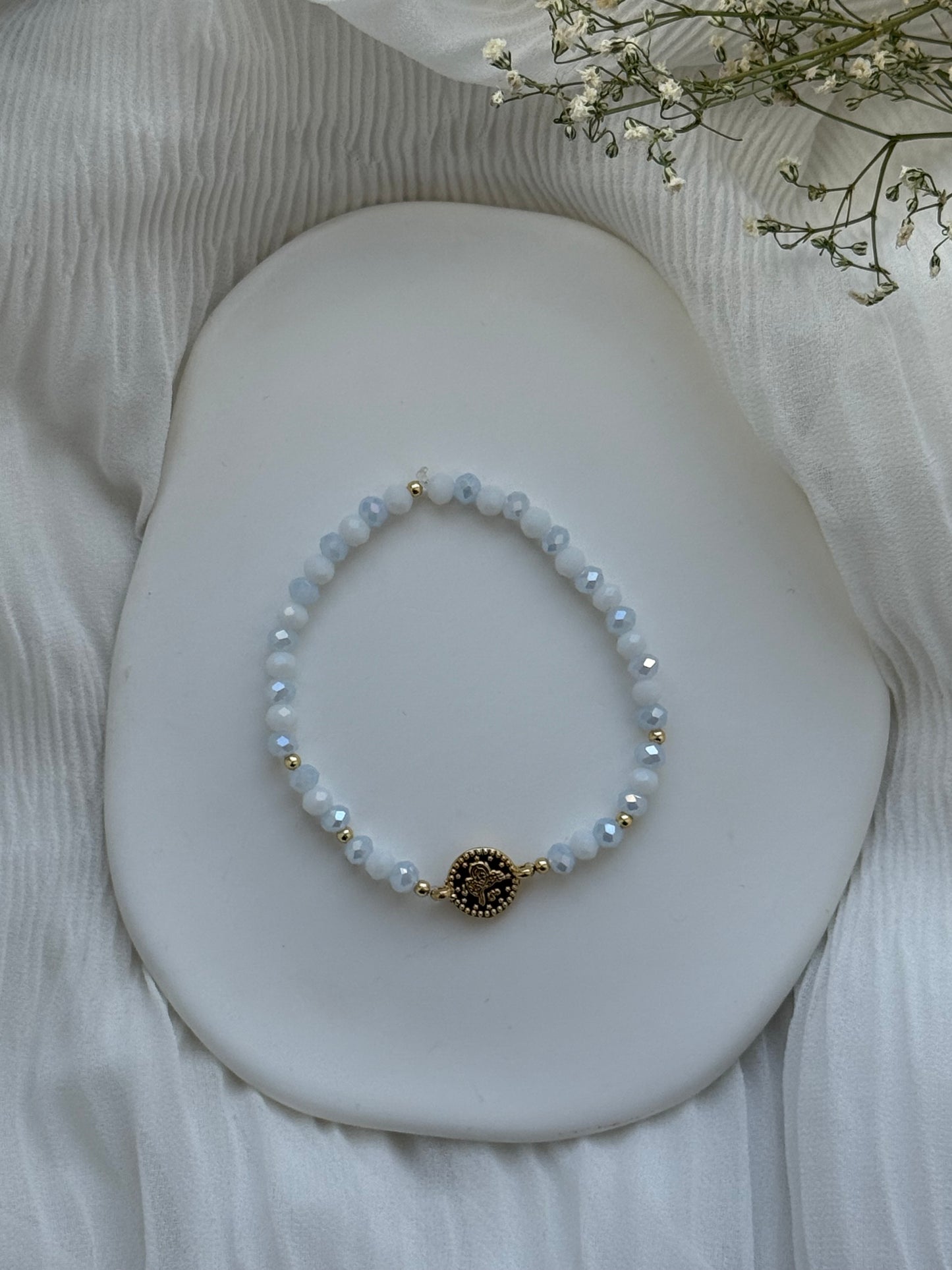 Perlenarmband mit Weißen, Blauen Kristallperlen, Goldenen Perlen + Goldene Taler Anhänger - 2106