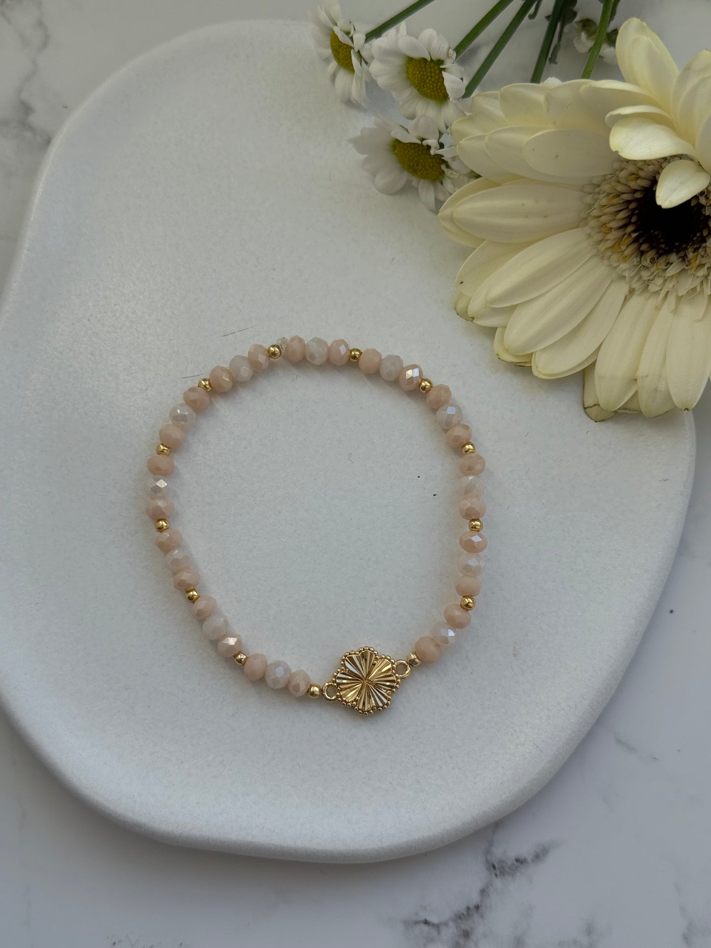 Perlenarmband mit Beigen Kristallperlen und Goldenen Perlen + Kleeblatt Anhänger - 2021