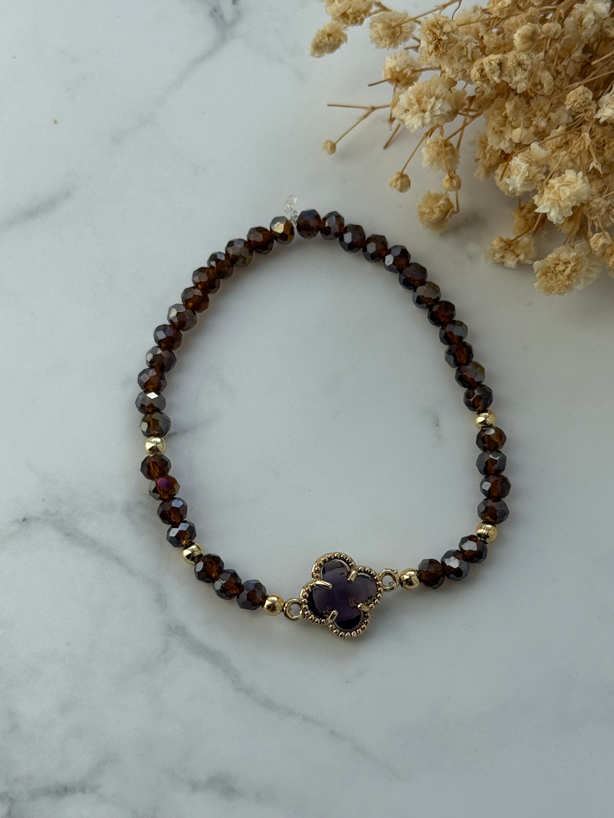 Perlenarmband mit Braunen Kristallperlen und Goldenen Perlen + Kleeblatt Anhänger - 2382