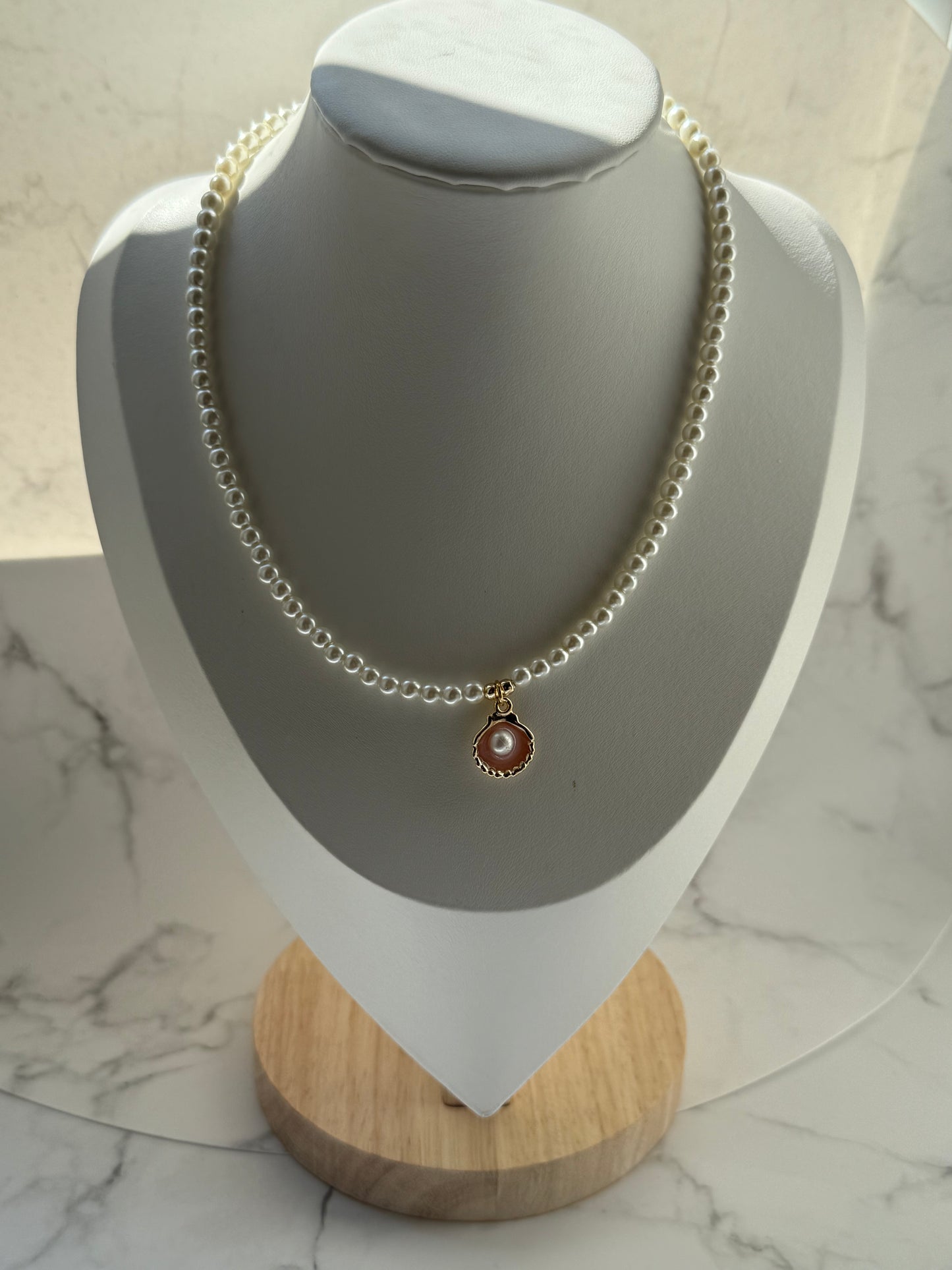Perlenkette mit Weißen Perlen, Goldenen Perlen + Muschel Anhänger - 2334