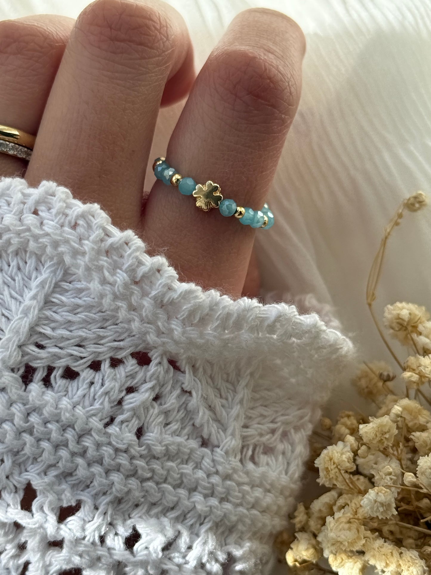 Perlenring mit Blauen Kristallperlen, goldenen Perlen + Kleeblatt Anhänger - 2221