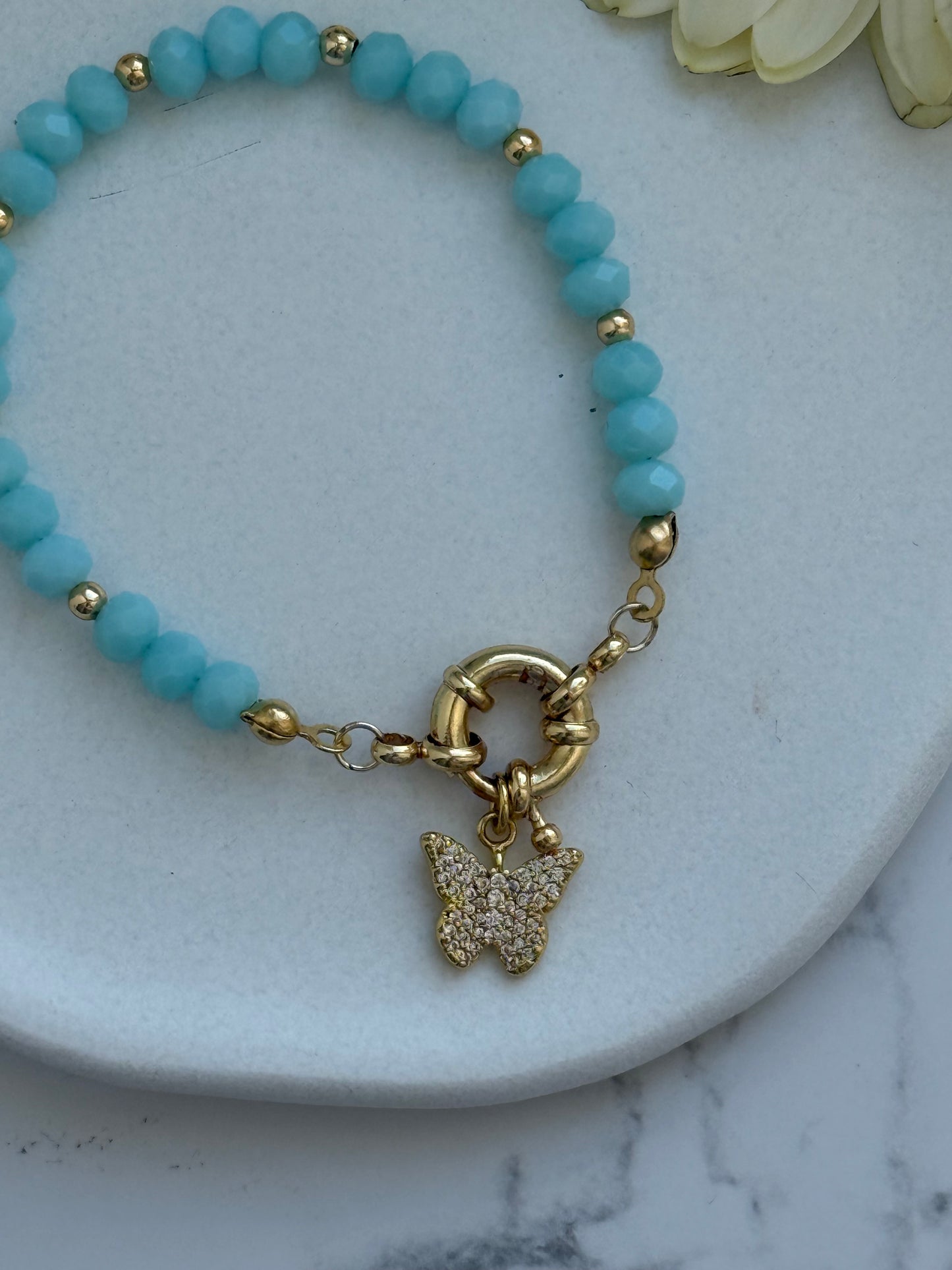 Perlenarmband mit Blauen Kristallperlen und Goldenen Perlen + Schmetterling Anhänger - 2080