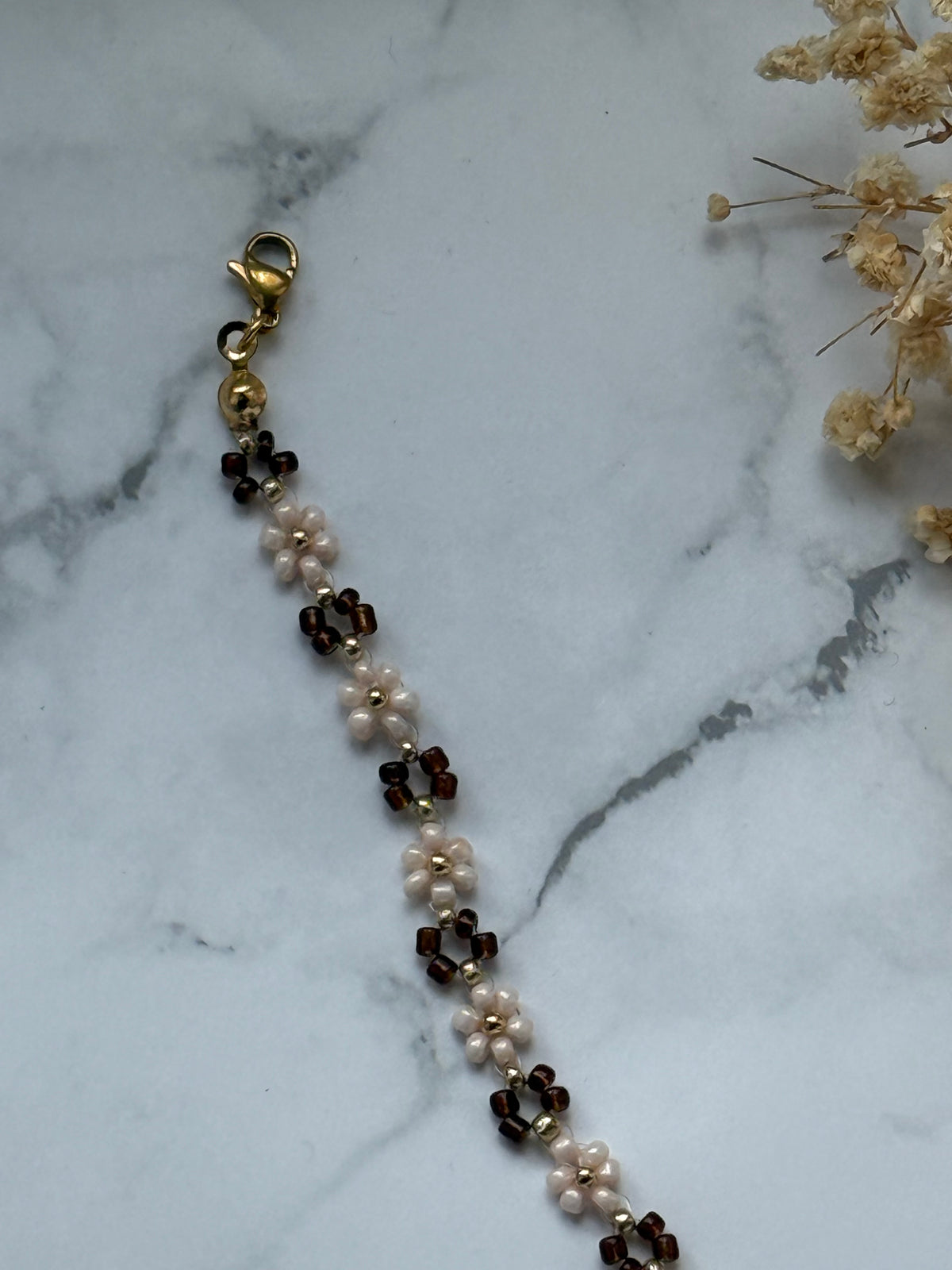 Perlenarmband Flower mit Beigen, Blumen, Braunen und Goldenen Perlen - 2406