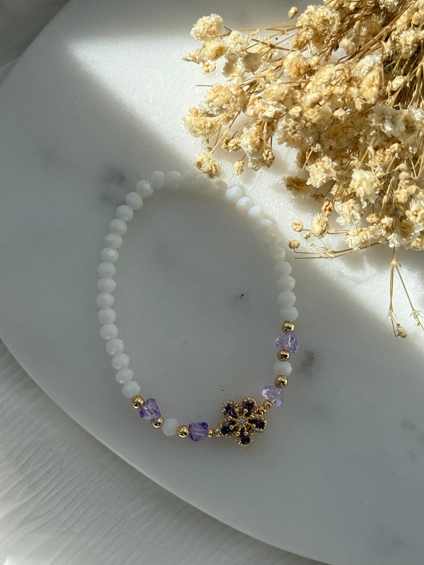 Perlenarmband mit Weißen, Lila Kristallperlen + Goldenen Perlen + Blumen Anhänger - 2272