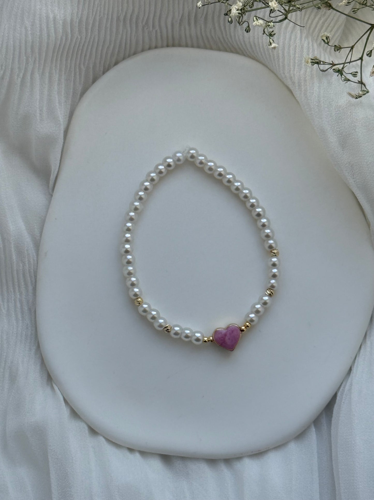 Perlenarmband mit Weißen Perlen, Goldenen Perlen + Herz Anhänger - 2109