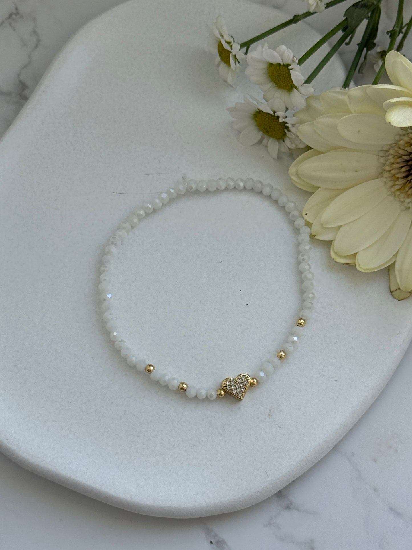 Perlenarmband mit Weißen Kristallperlen und Goldenen Perlen + Herz Anhänger - 2018