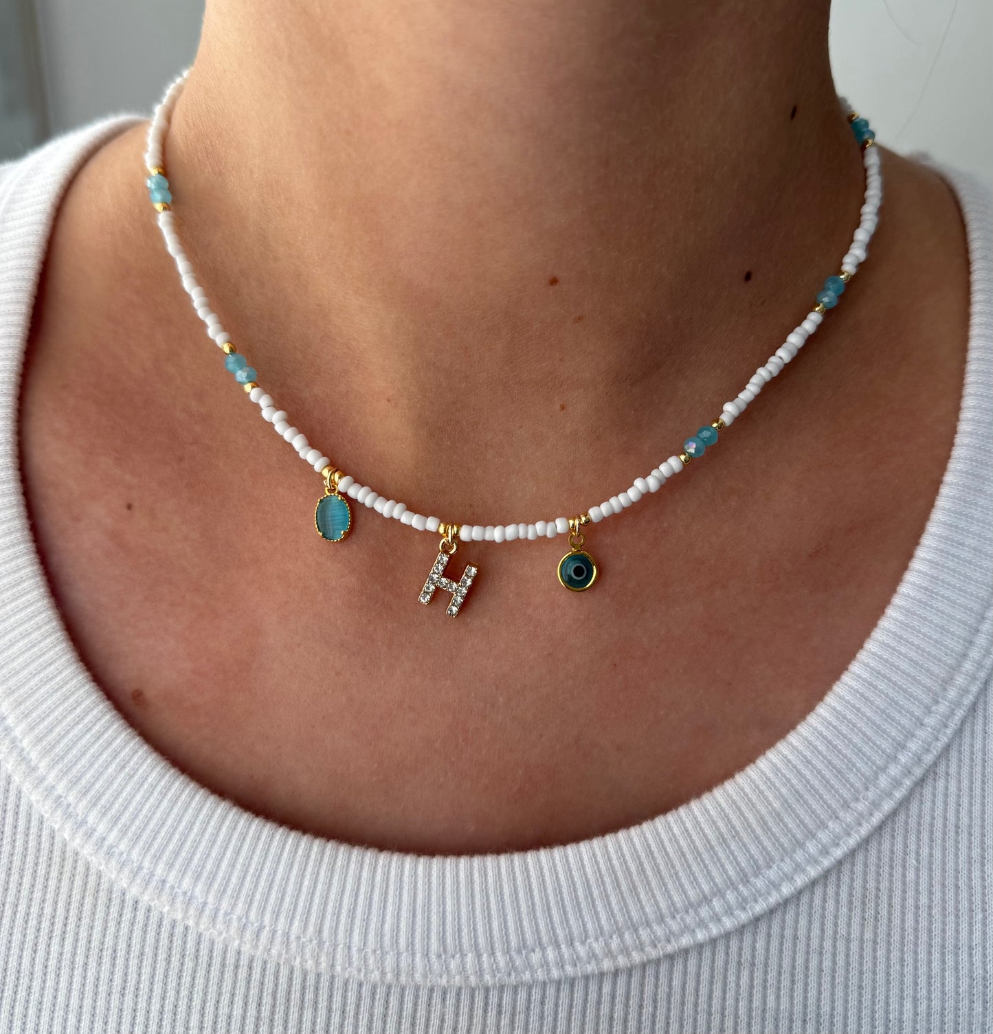 Perlenkette personalisiert mit Weißen Perlen, Blauen Kristallperlen und Goldenen Perlen + Stein und Nazar Anhänger - 2190