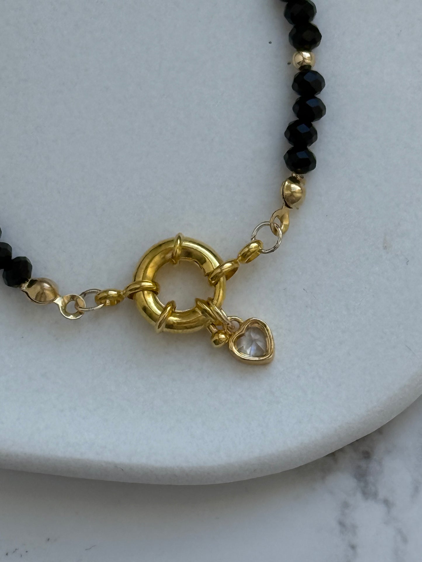 Perlenarmband mit Schwarzen Kristallperlen und Goldenen Perlen + Herz Anhänger - 2078