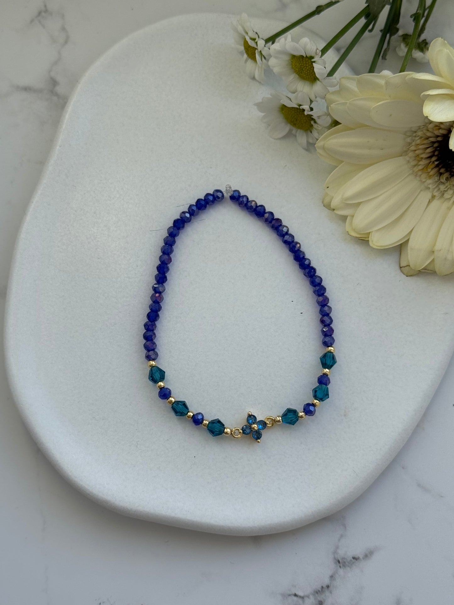 Perlenarmband mit Blauen Kristallperlen und Goldenen Perlen + Kleeblatt Anhänger - 2004