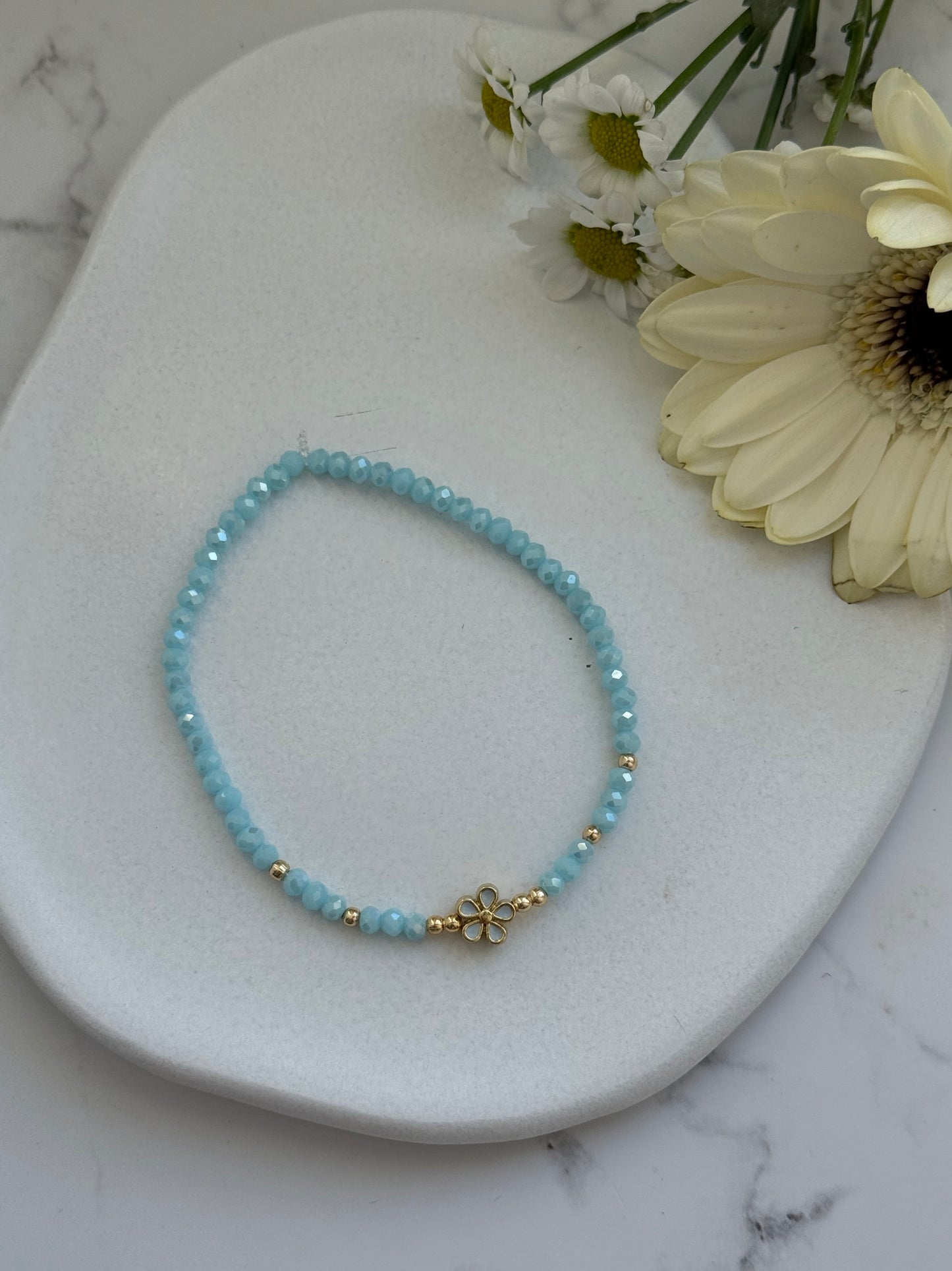 Perlenarmband mit Blauen Kristallperlen und Goldenen Perlen + Blumen Anhänger - 2022