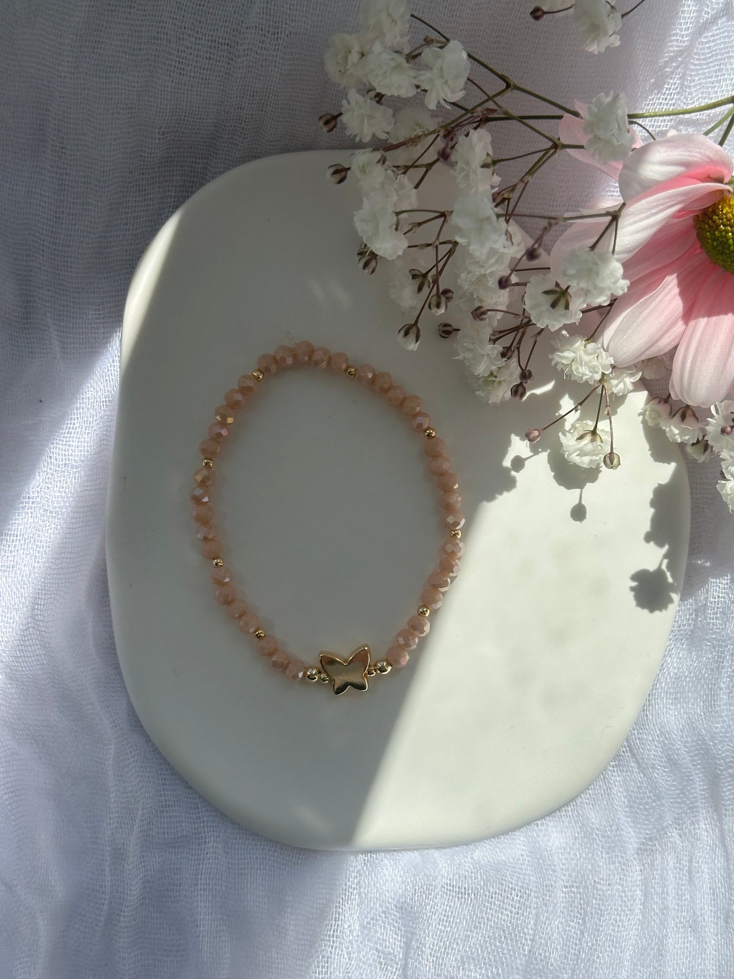 Perlenarmband mit Beigen Kristallperlen und goldenen Details + Schmetterling Anhänger - 10759