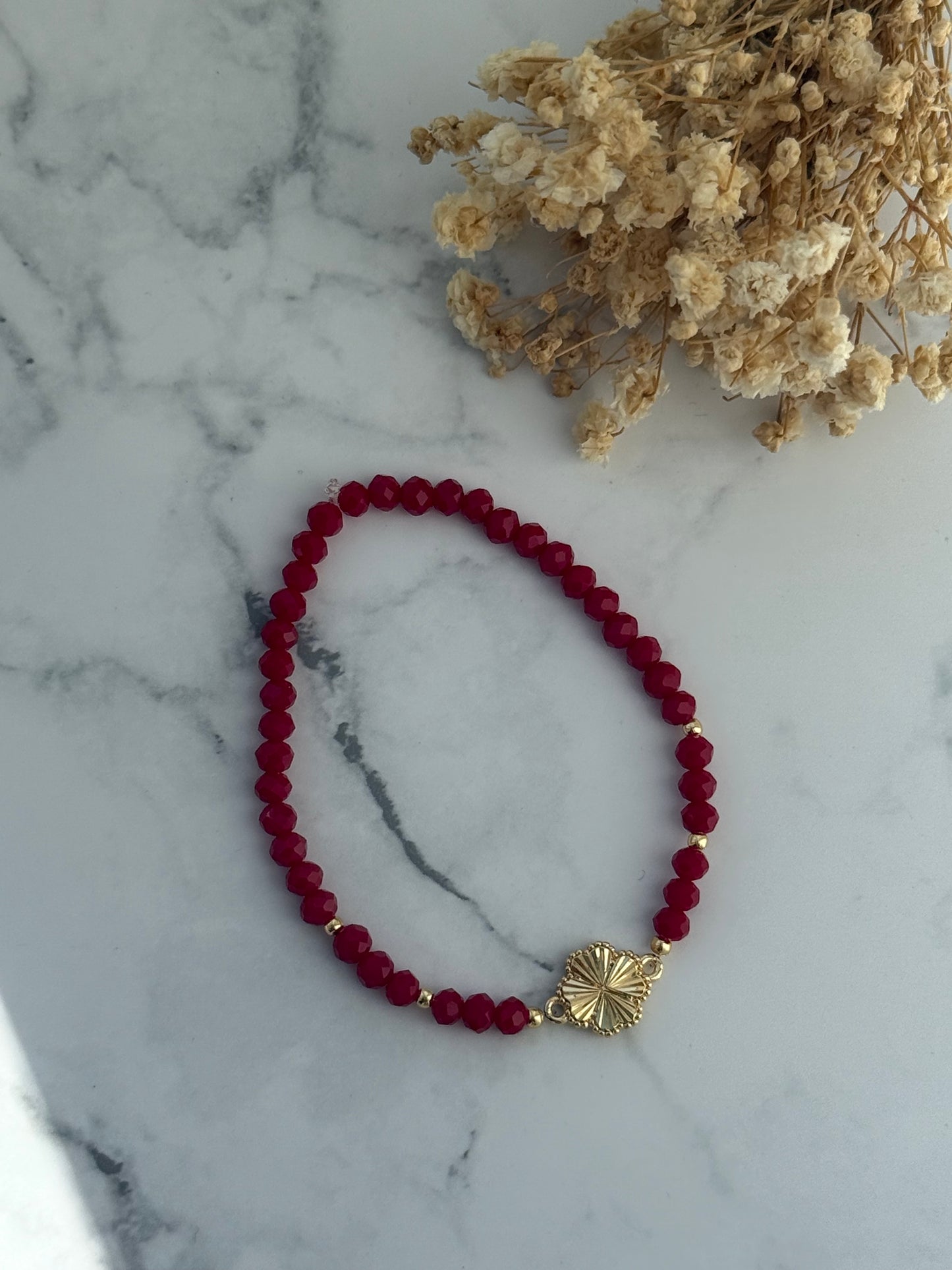 Perlenarmband mit Roten Kristallperlen, Goldenen Perlen + Kleeblatt Anhänger - 2280