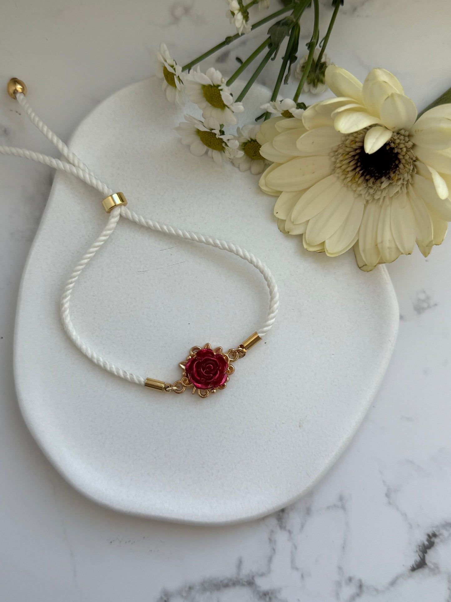 Verstellbares Stoffarmband Weiß mit Rosen Anhänger Rot - 2070