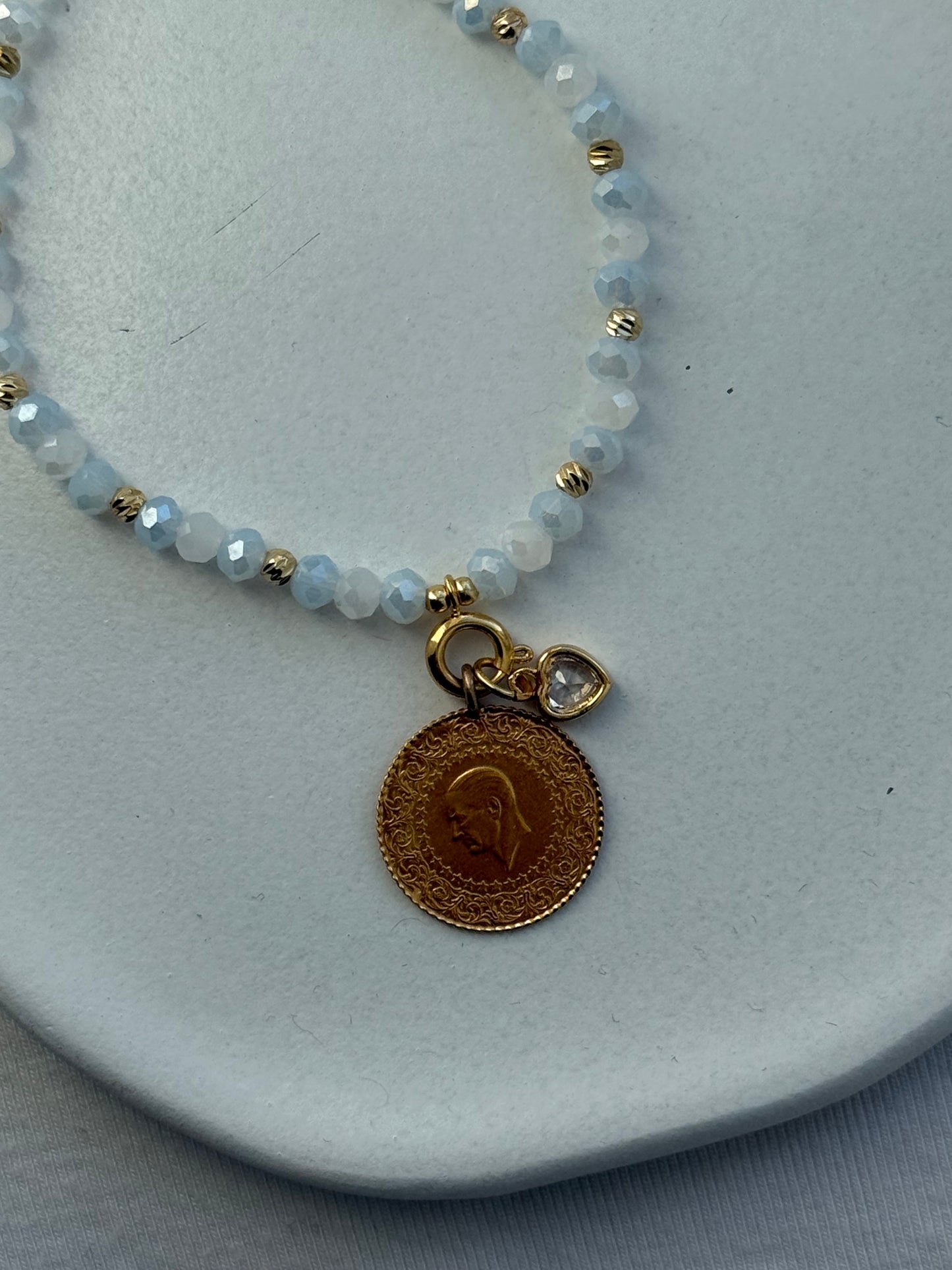 Perlenarmband mit Blauen und Weißen Kristallperlen + Goldenen Perlen + Herz Anhänger - 2088