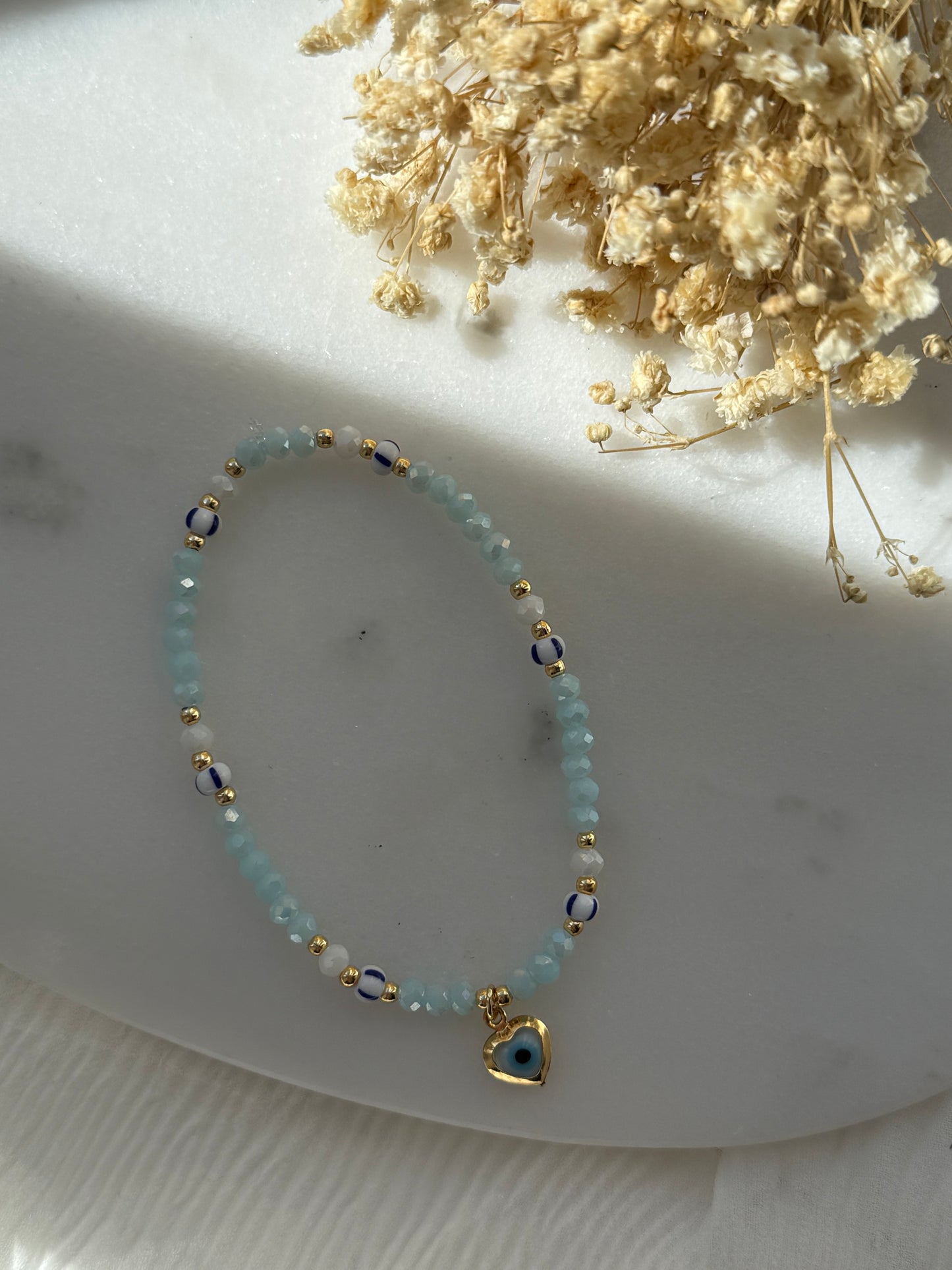 Perlenarmband mit Blauen Kristallperlen, Goldenen Perlen + Nazar Herz Anhänger - 2232