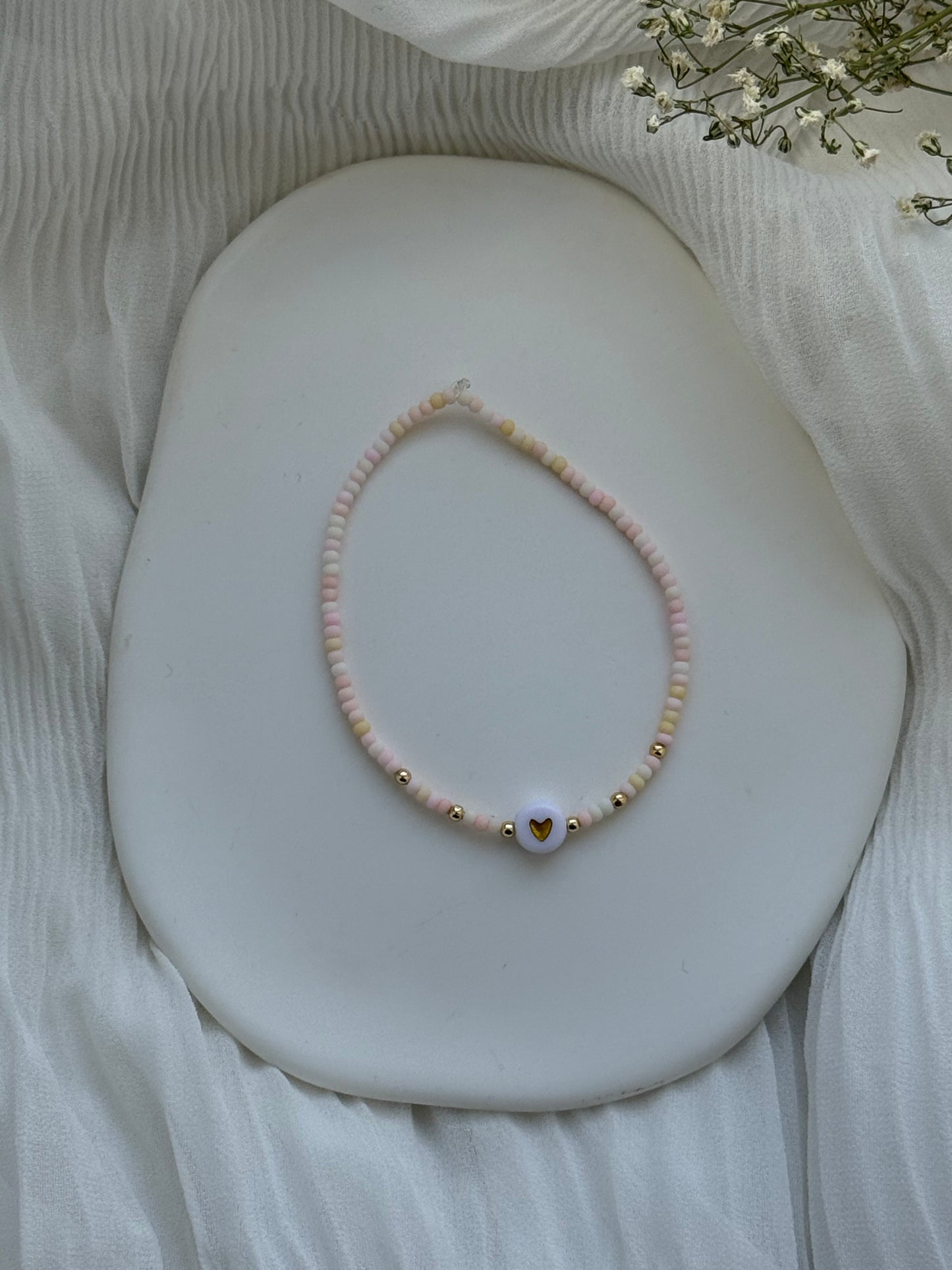 Perlenarmband mit Pastell Orangen Perlen und Goldenen Perlen + Herz Perle - 2098