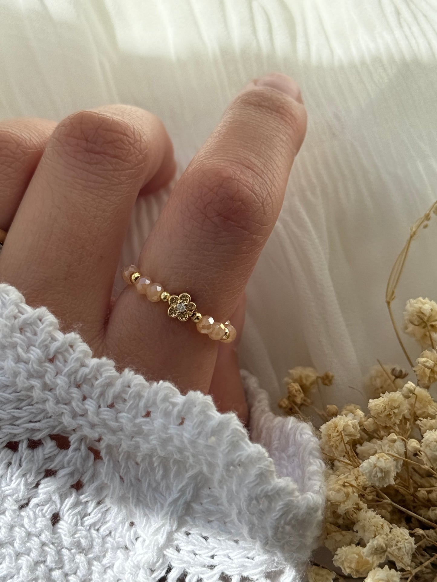 Perlenring mit Beigen Kristallperlen, goldenen Perlen + Blumen Anhänger - 2226