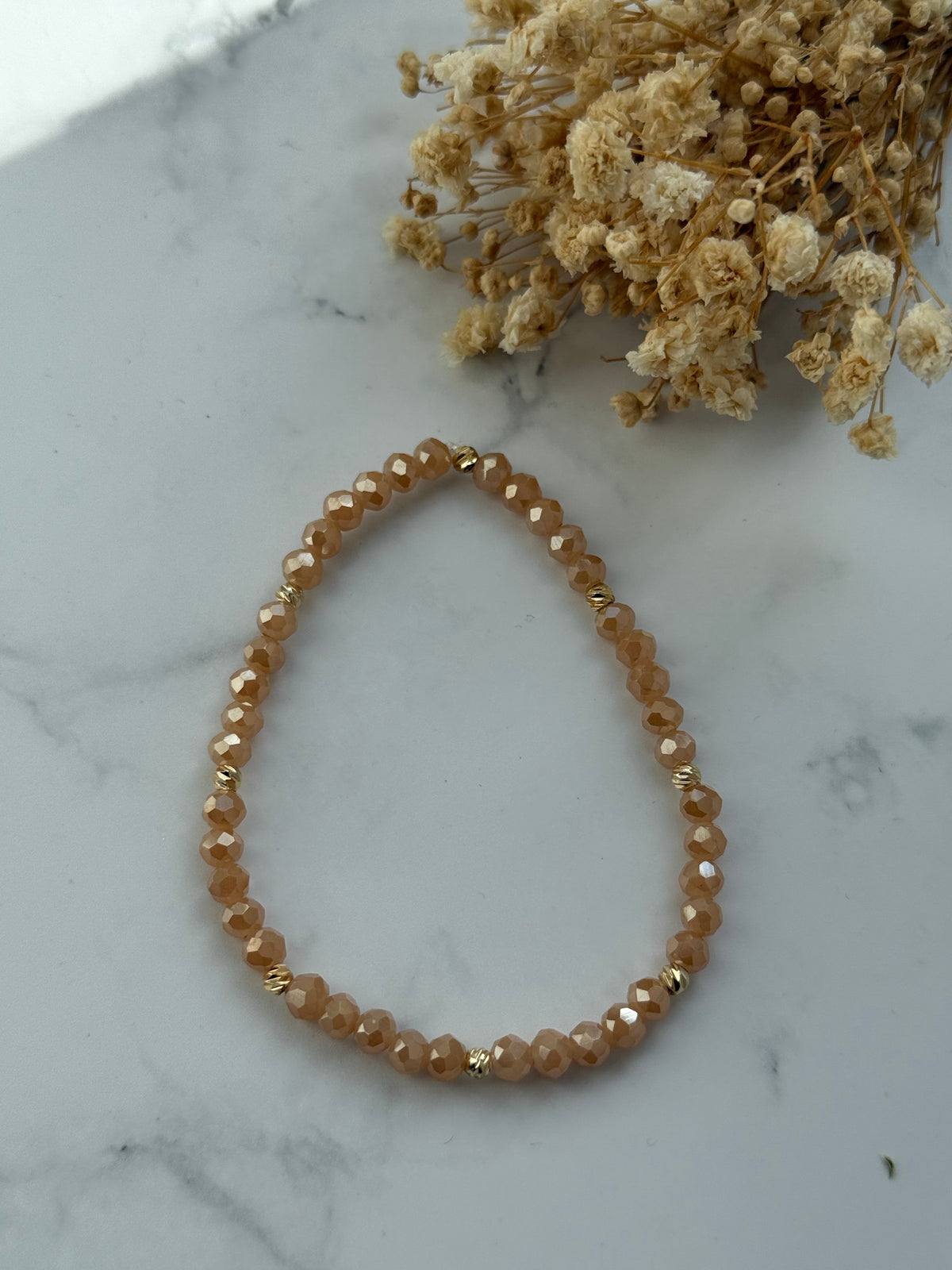 Perlenarmband mit Beigen Kristallperlen und Goldenen Perlen - 2370