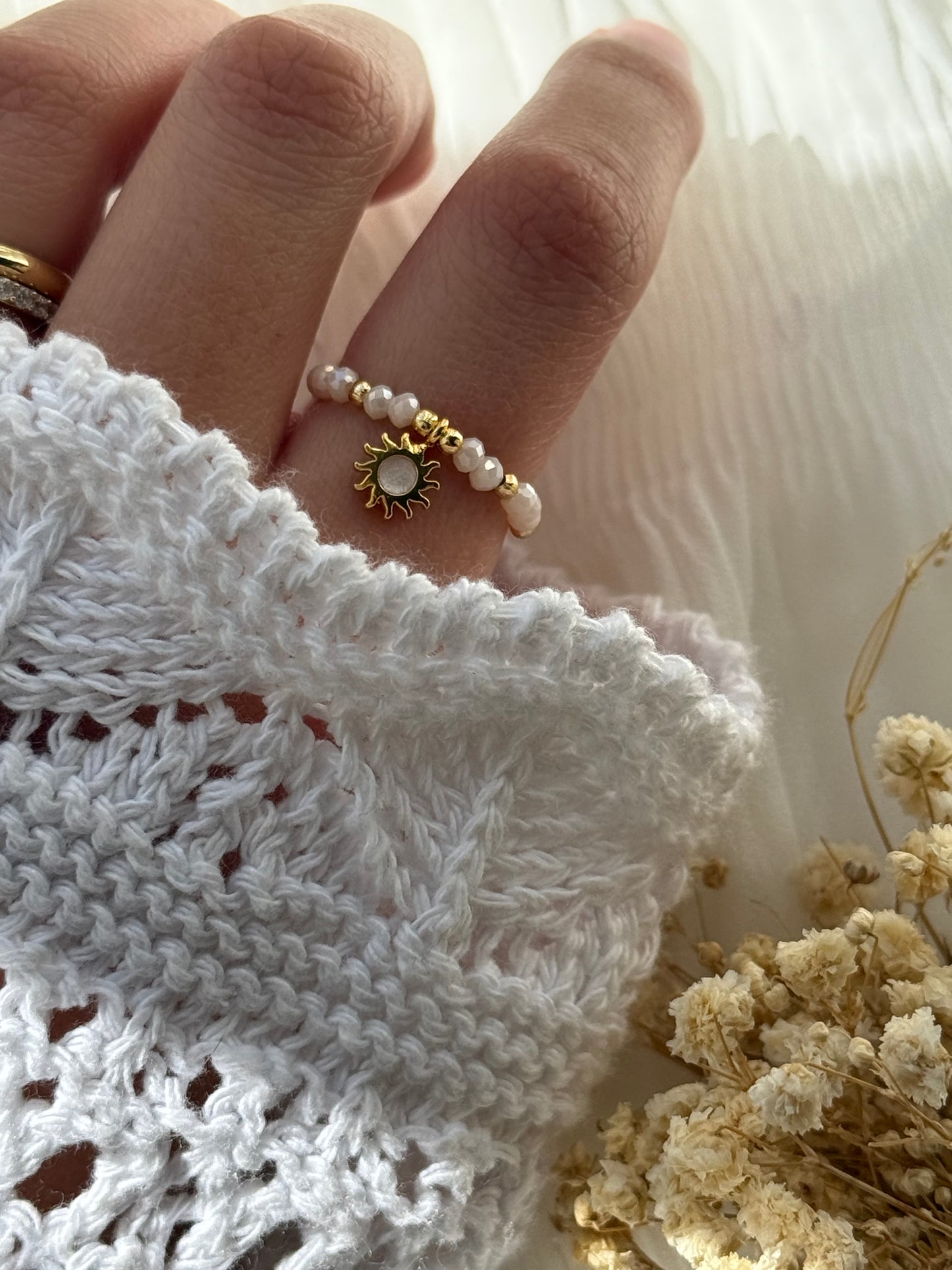 Perlenring mit Beigen Kristallperlen, goldenen Perlen + Sonnen Anhänger - 2224