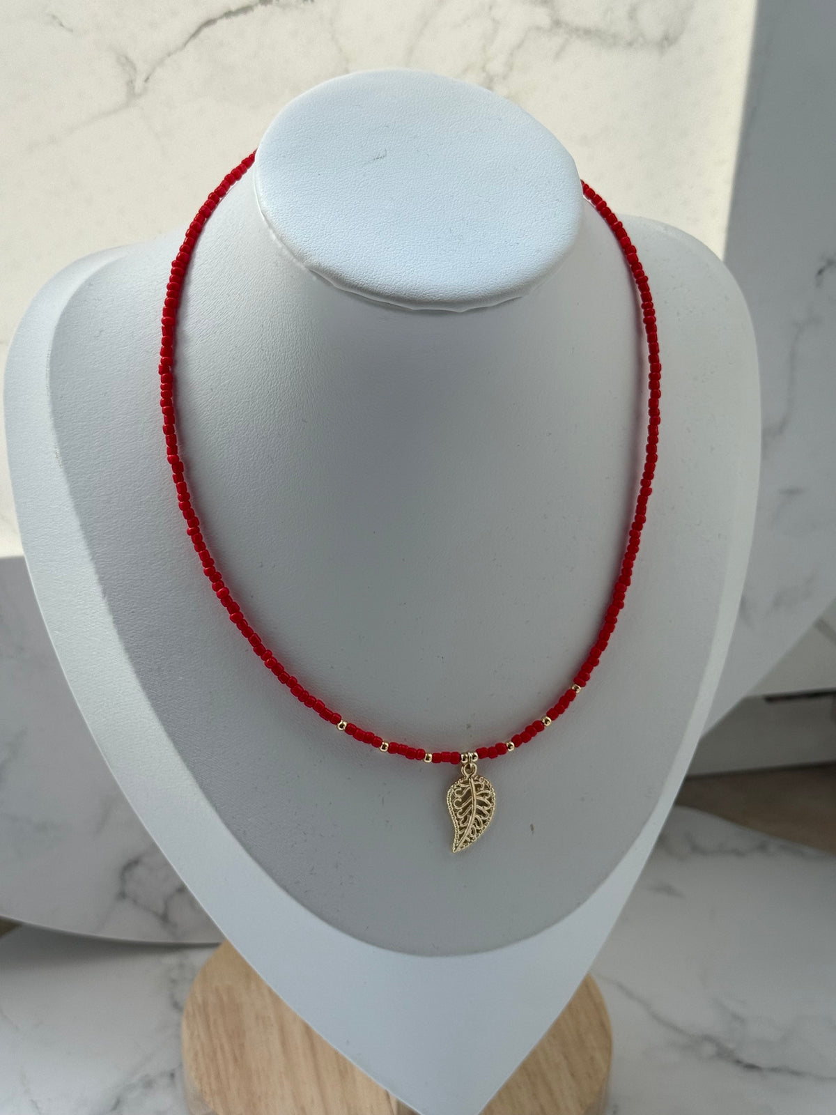 Perlenkette mit Roten und Goldenen Perlen + Blatt Anhänger - 2420
