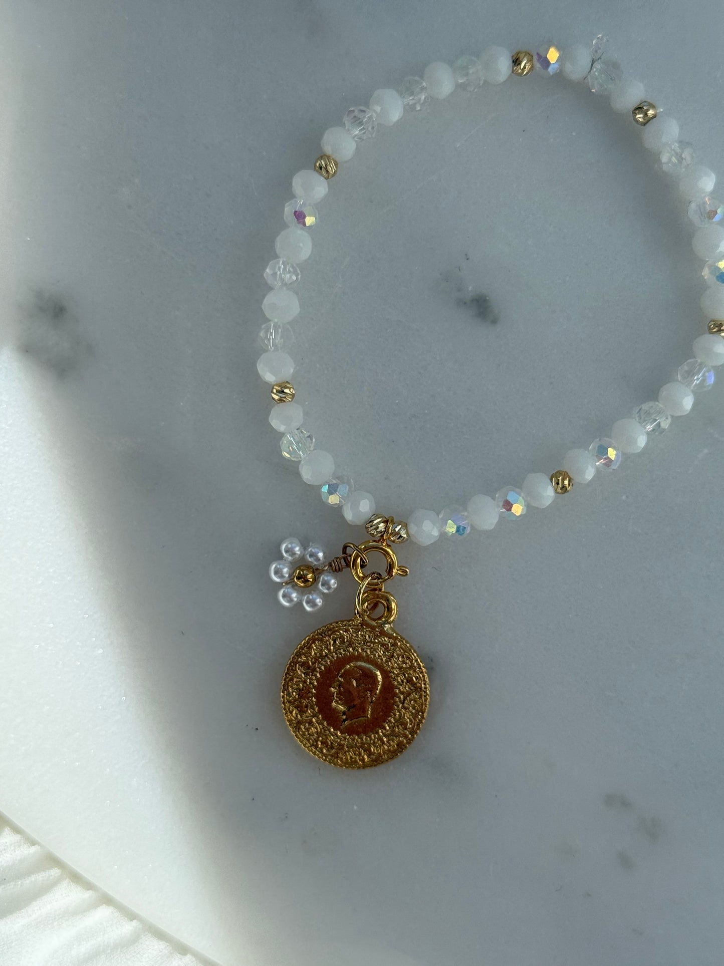 Perlenarmband mit Weißen Kristallperlen + Goldenen Perlen + Blumen Anhänger - 2183