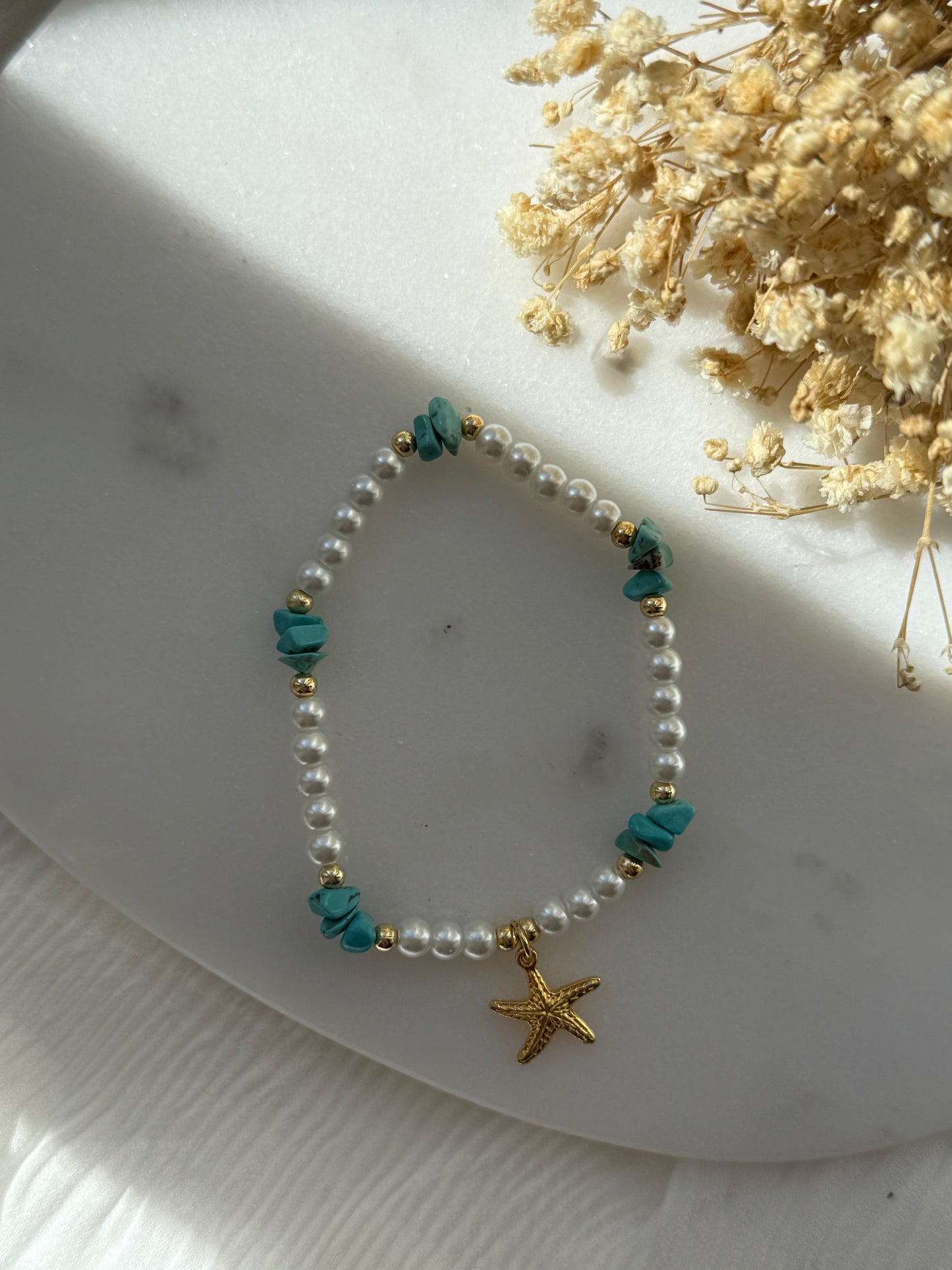 Perlenarmband mit Weißen Perlen, Türkisen Steinen und Goldenen Perlen + Seestern Anhänger - 2234