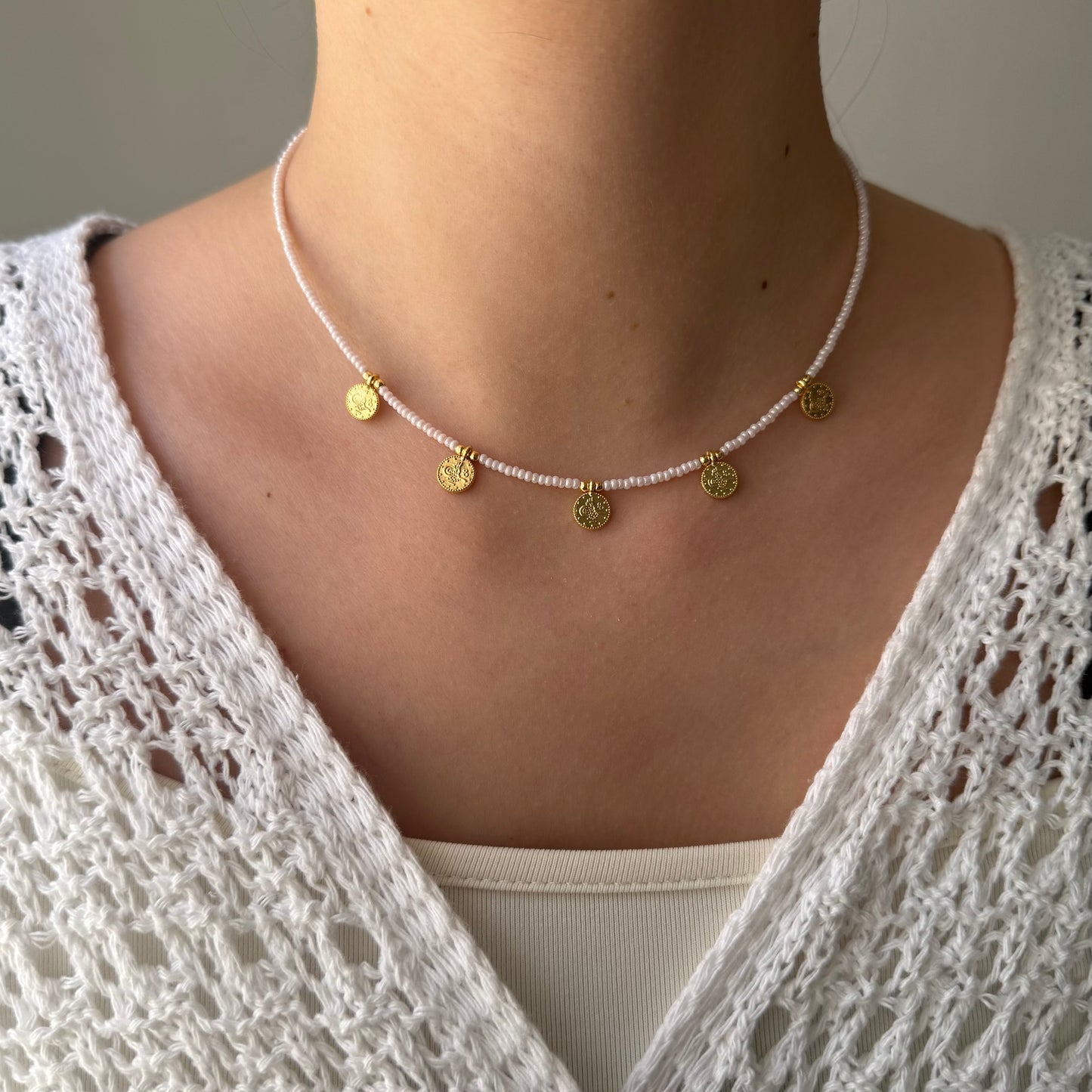Perlenkette mit Beigen Perlen und Goldenen Perlen + Goldene Taler Anhänger - 2151