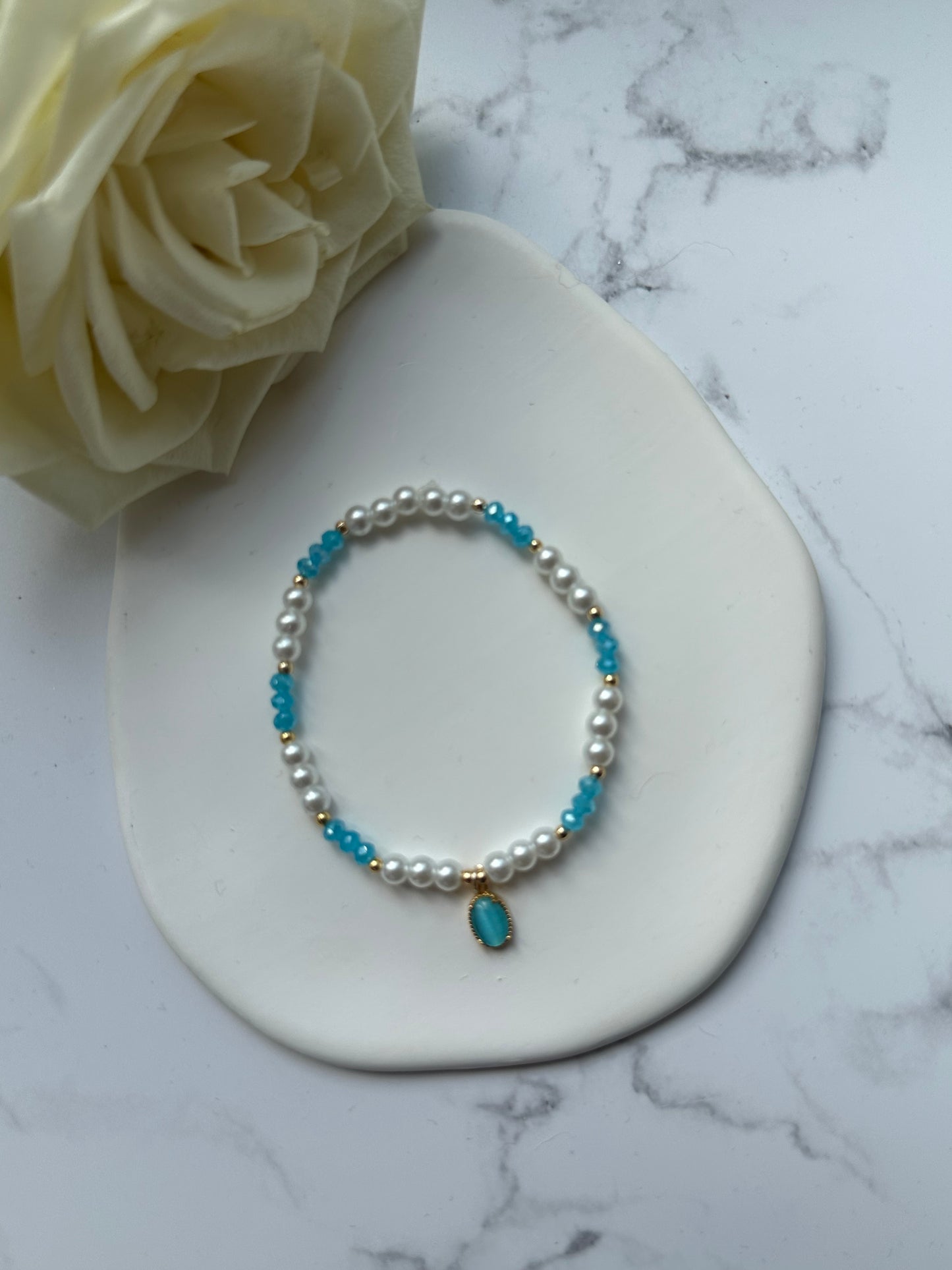 Perlenarmband mit Weißen Glasperlen, Blauen Kristallperlen und Goldenen Perlen + Stein Anhänger - 10898