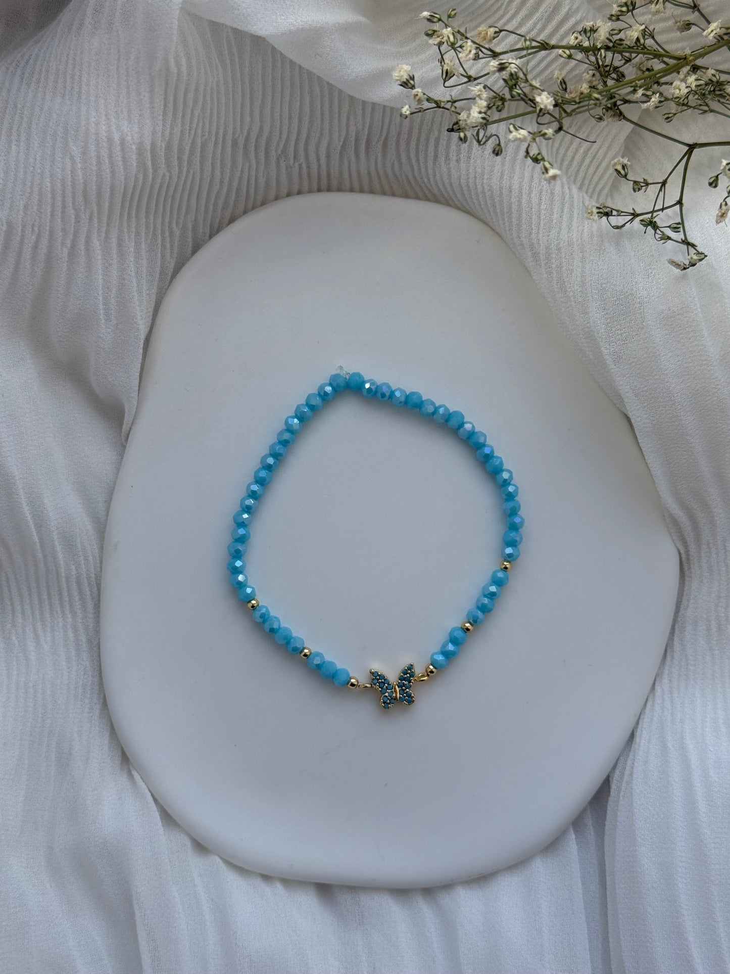 Perlenarmband mit Blauen Kristallperlen und Goldenen Perlen + Schmetterling Anhänger - 2097