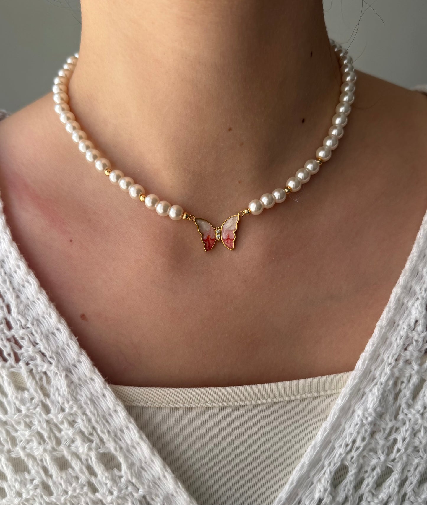 Perlenkette mit Rosa Glasperlen, Goldenen Perlen + Schmetterling Anhänger - 2157