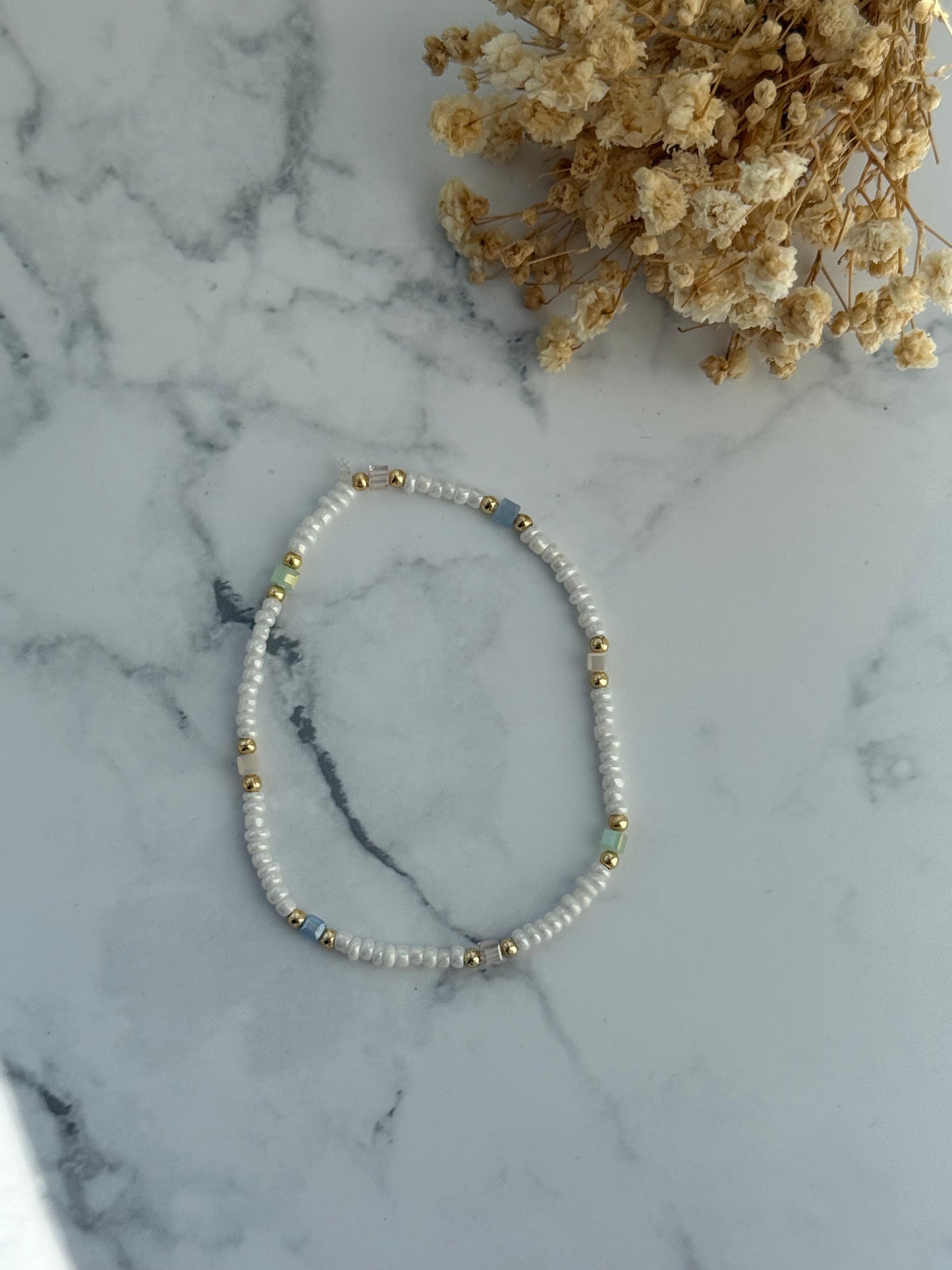 Perlenarmband mit Weißen Perlen , Bunten Kristallperlen, Goldenen Perlen - 2273