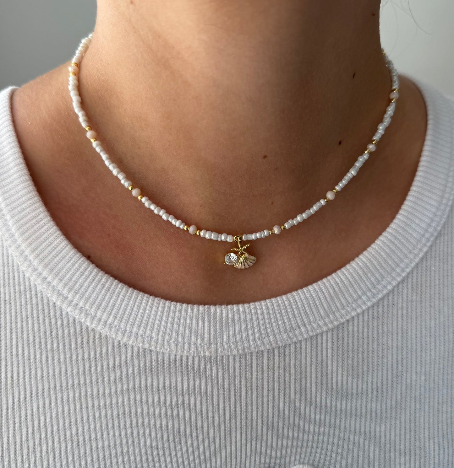 Perlenkette mit Weißen Perlen, Beigen Kristallperlen und Goldenen Perlen + Muschel / Seestern Charm - 2199
