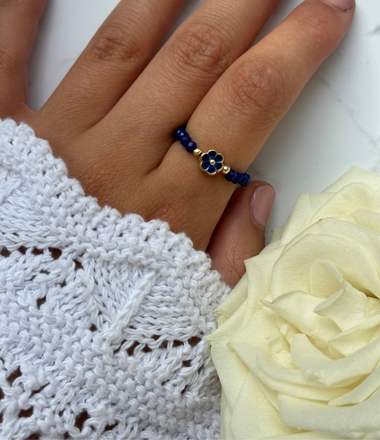 Perlenring mit Blauen Kristallperlen und Goldenen Details + Blumen Anhänger - 10916