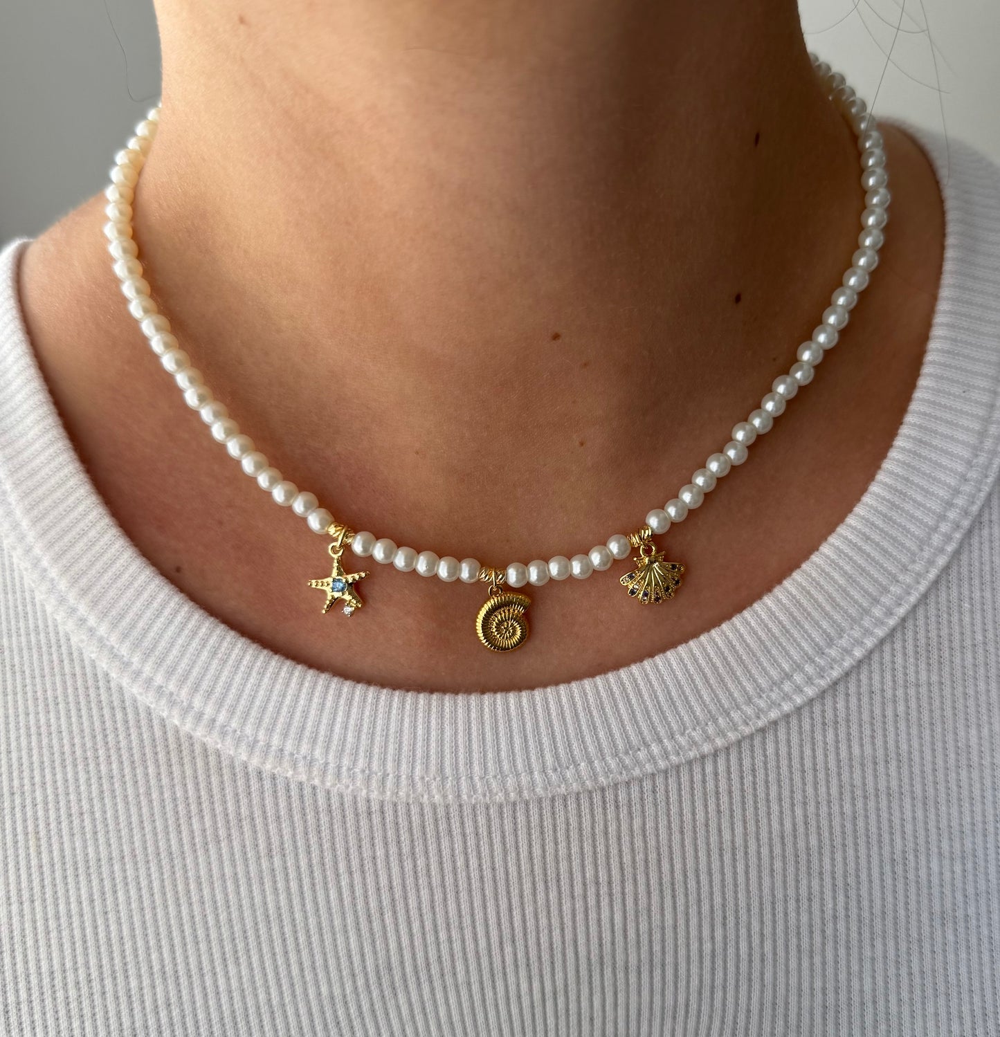 Perlenkette mit Weißen Perlen und Goldenen Perlen + Muschel / Seestern Charm - 2200
