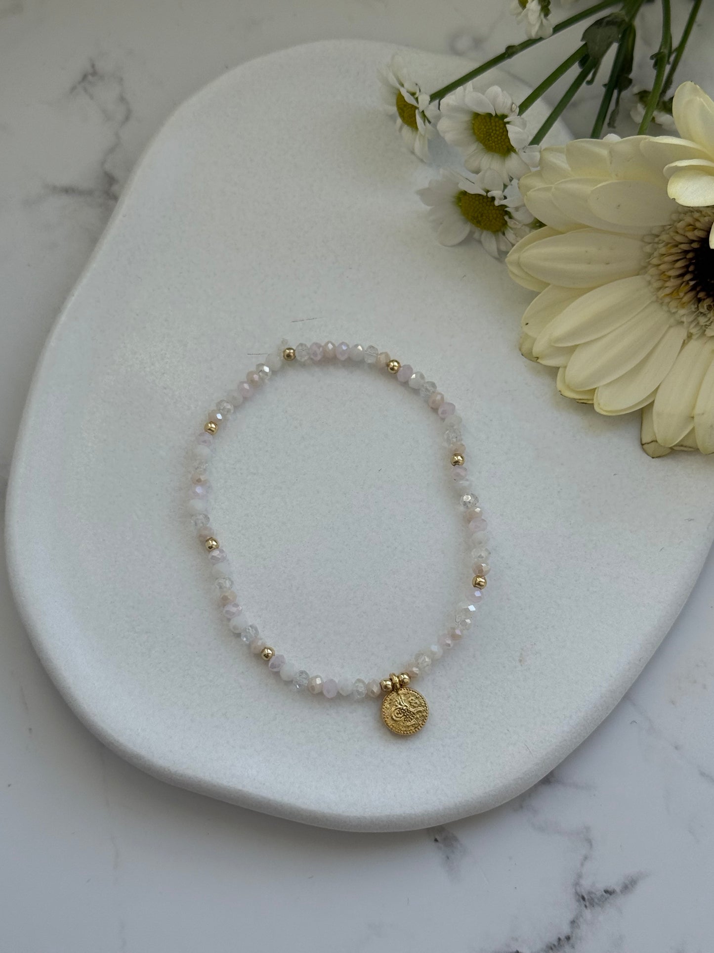 Perlenarmband mit Beigen, Rosa und Durchsichtigen Kristallperlen + Goldene Taler Anhänger - 2008