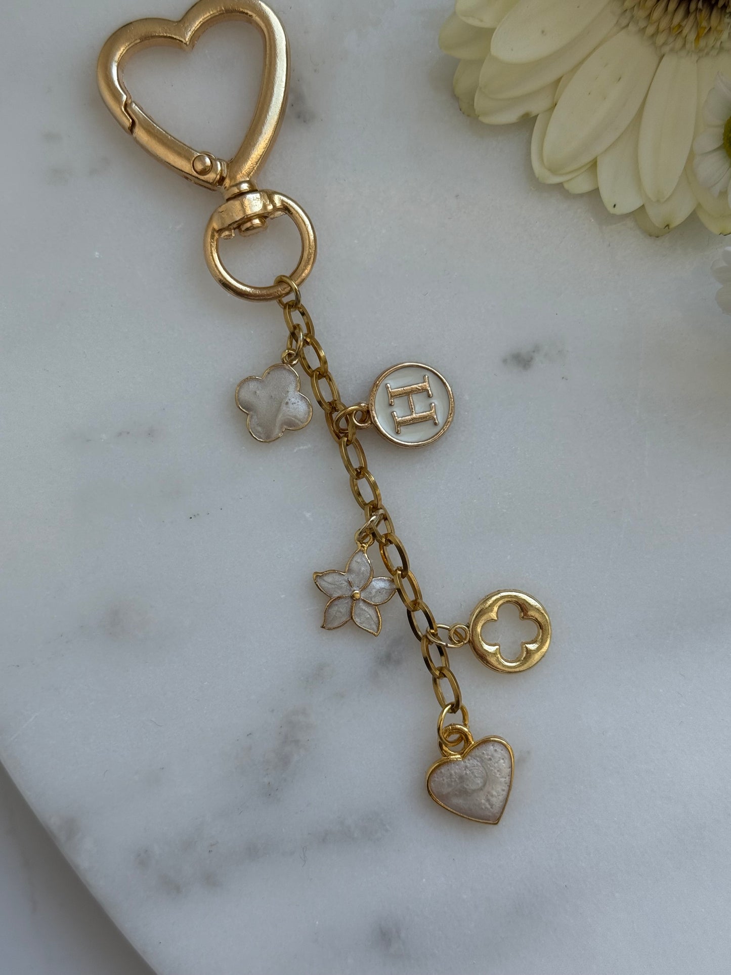 Schlüsselanhänger mit Beigen und Goldenen Charms - 2048