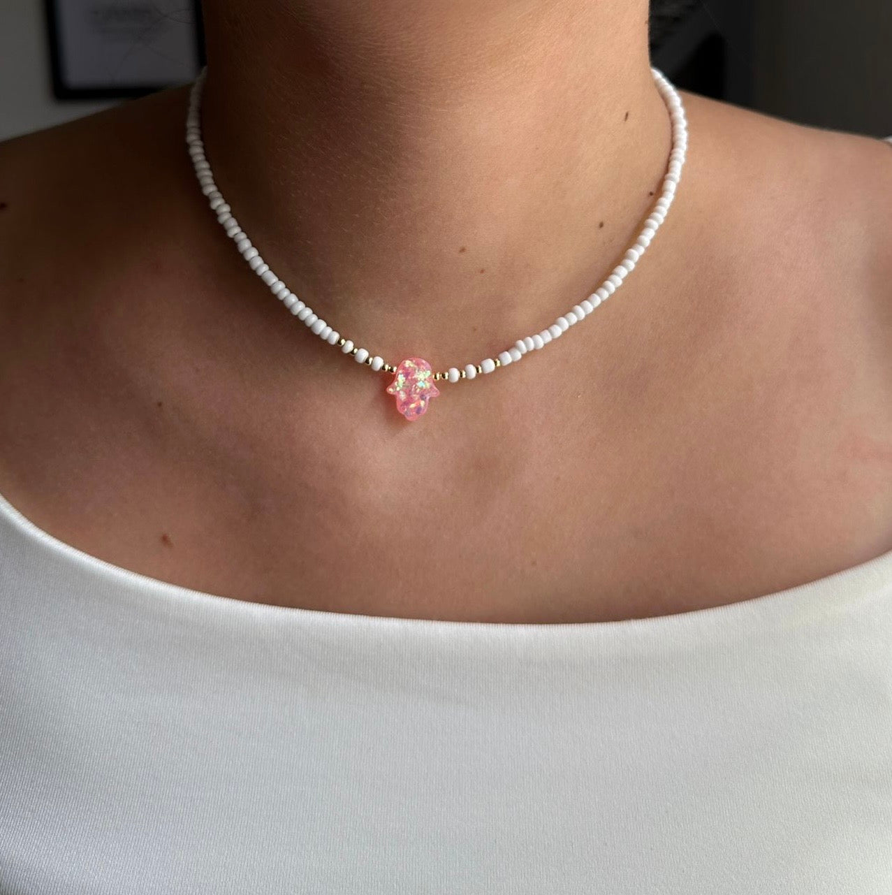 Perlenkette mit Weißen Perlen und + Fatimas Hand Anhänger Rosa - 10134