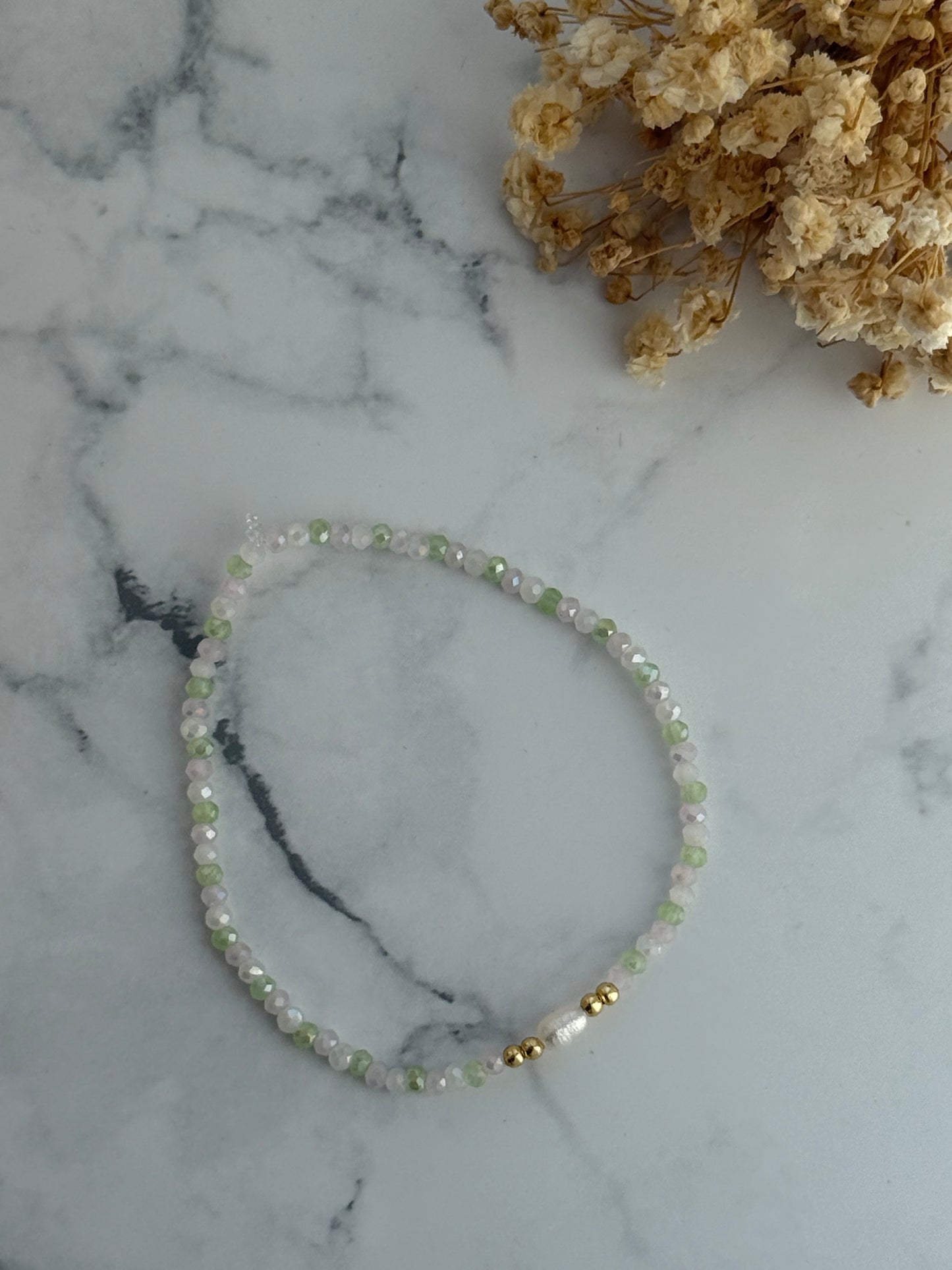 Perlenarmband mit Bunten Kristallperlen, Goldenen Perlen + Süßwasserperle - 2303