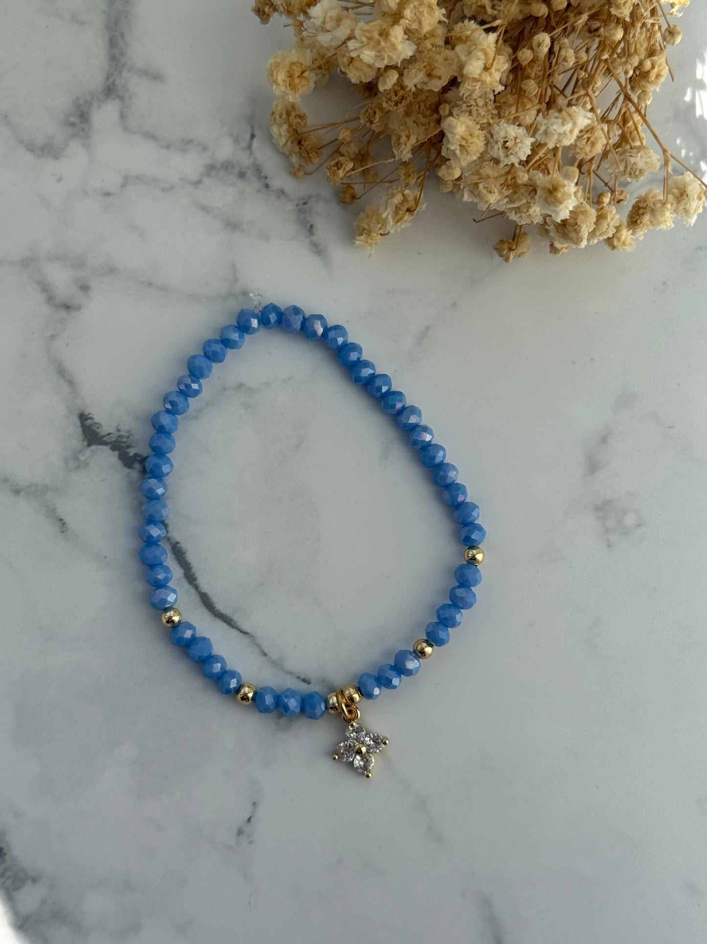 Perlenarmband mit Blauen Kristallperlen, Goldenen Perlen +  Kleeblatt Anhänger - 2281