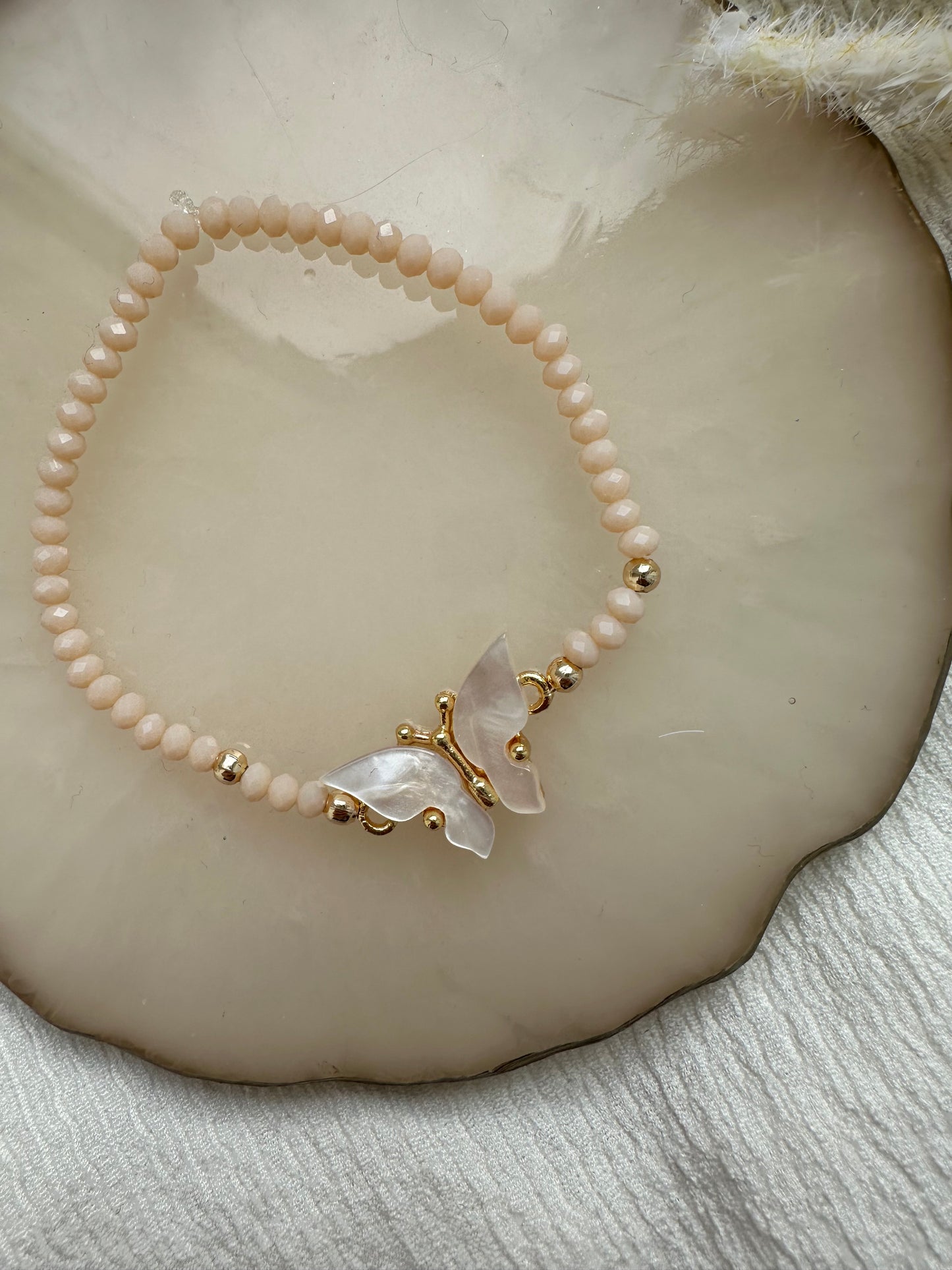 Perlenarmband mit Beigen Kristallperlen und Schmetterling Anhänger - 10395