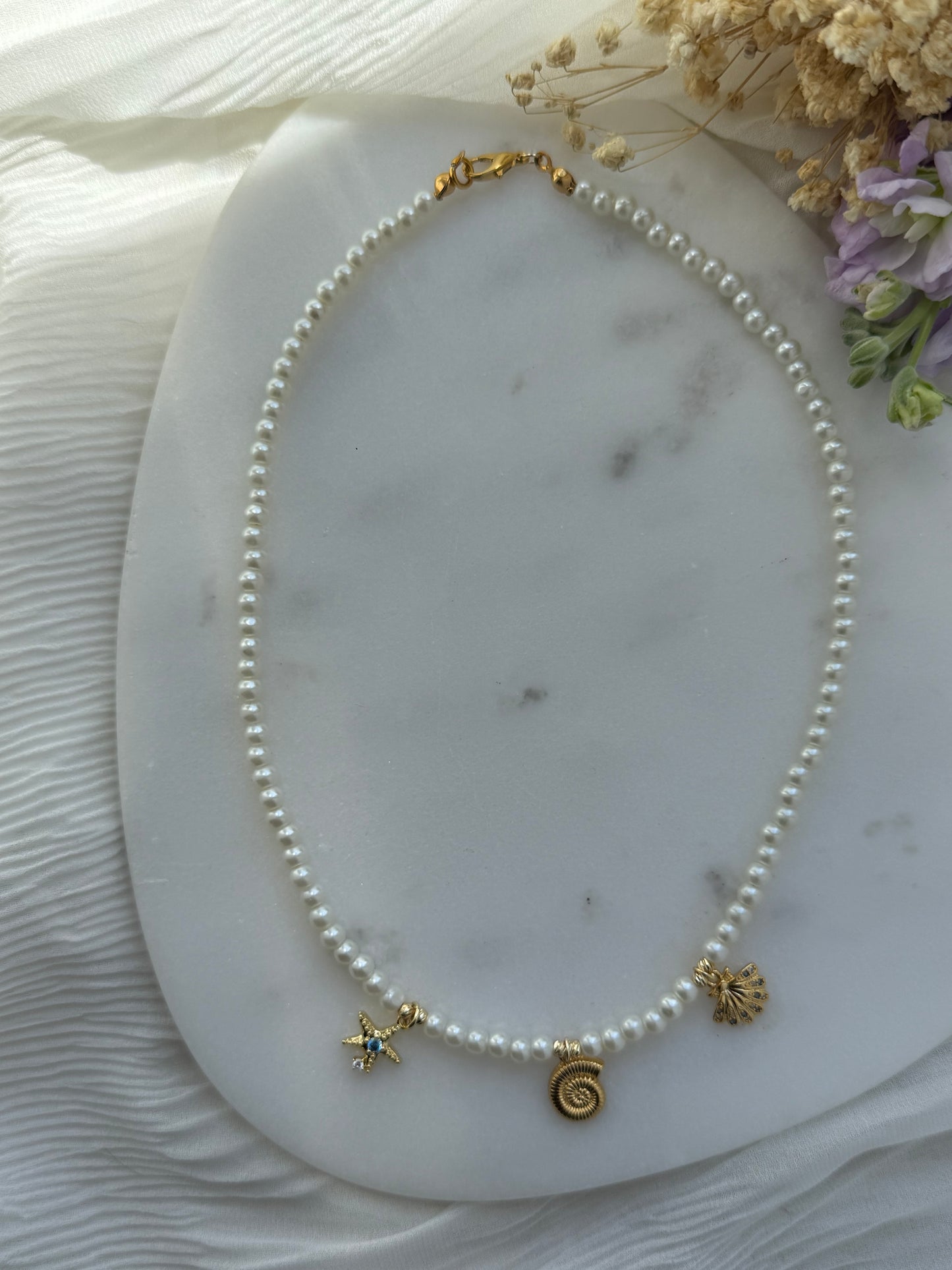 Perlenkette mit Weißen Perlen und Goldenen Perlen + Muschel / Seestern Charm - 2200