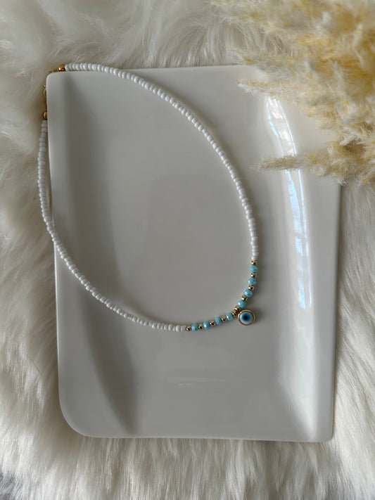 Perlenkette chocker weiß mit blauen Kristallperlen und nazar Anhänger - 10216