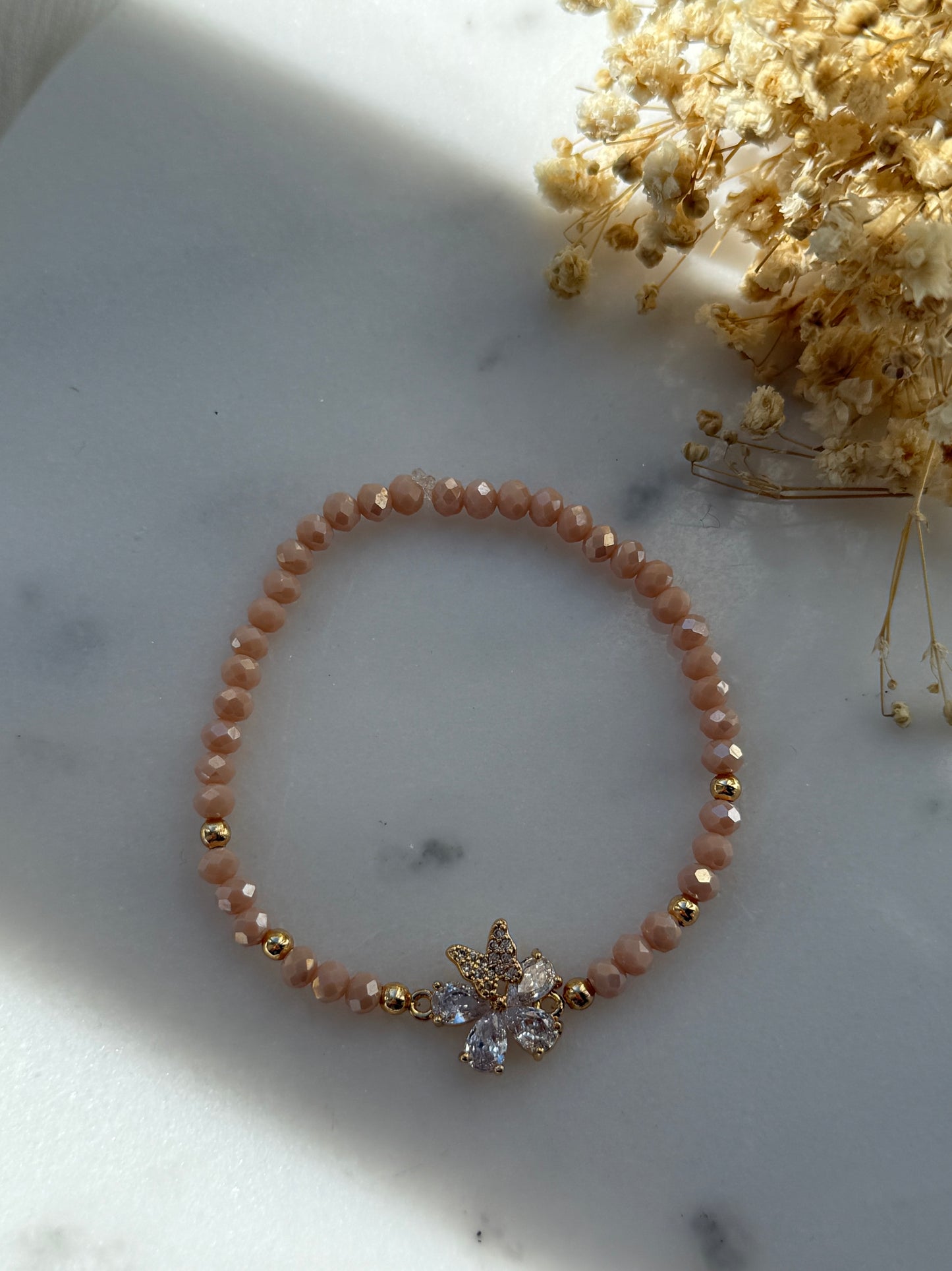 Perlenarmband mit Beigen Kristallperlen, Goldenen Perlen + Blumen/Schmetterling Anhänger - 2270