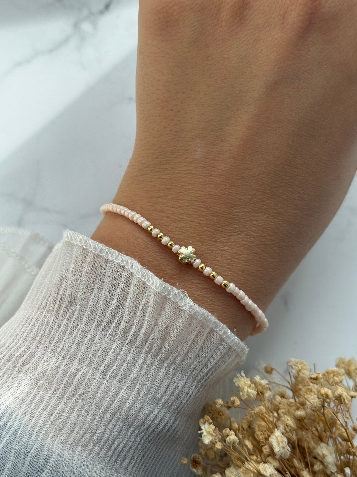 Perlenarmband mit Beigen und  Goldenen Perlen + Kleeblatt Anhänger - 2385