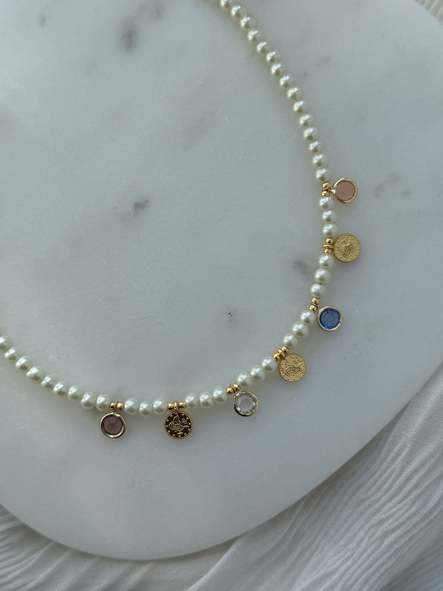 Perlenkette mit Weißen Perlen, Goldenen Perlen + Charms - 2192
