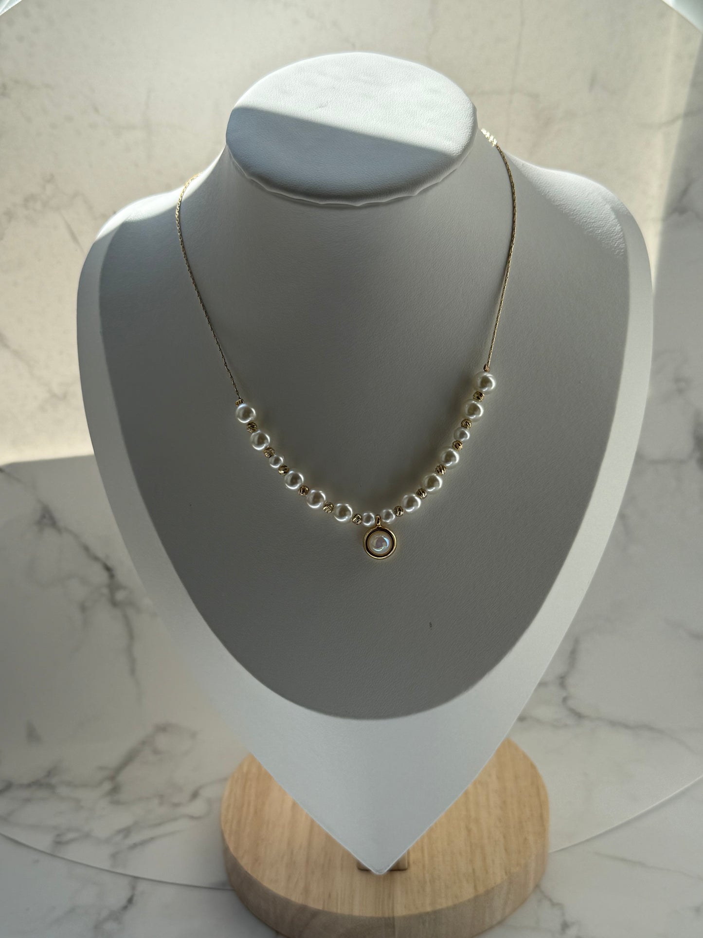 Perlenkette mit Goldener Kette und Weißen Perlen + Anhänger - 2339
